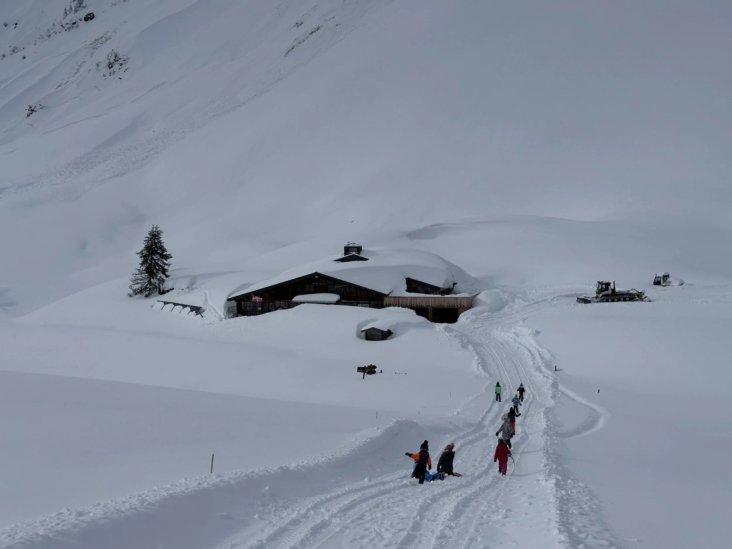 REFUGE ARPETTAZ HIVER NEIGE RAQUETTE ENFANT.JPG