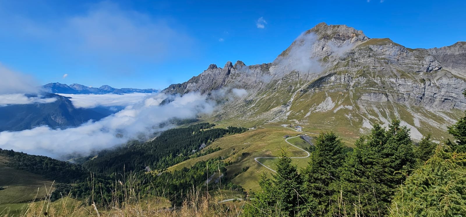 REFUGE ARPETTAZ ROUTE COL CHARVIN.jpg