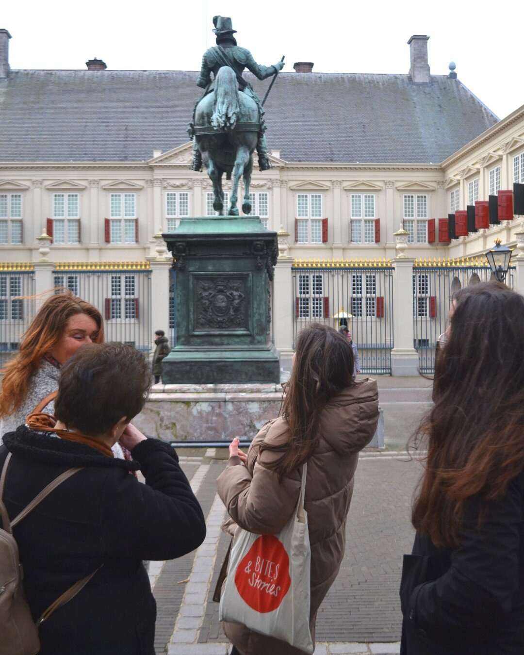 💚WIN FOOD TOUR TICKETS💛Wij geven deze Valentijnsdag twee tickets weg voor onze wekelijkse Food Tours door Den Haag. Laten we de liefde in alle vormen vieren op deze dag! Wie in jouw omgeving verdient een beetje extra liefde? Of heeft liefdevolle ac