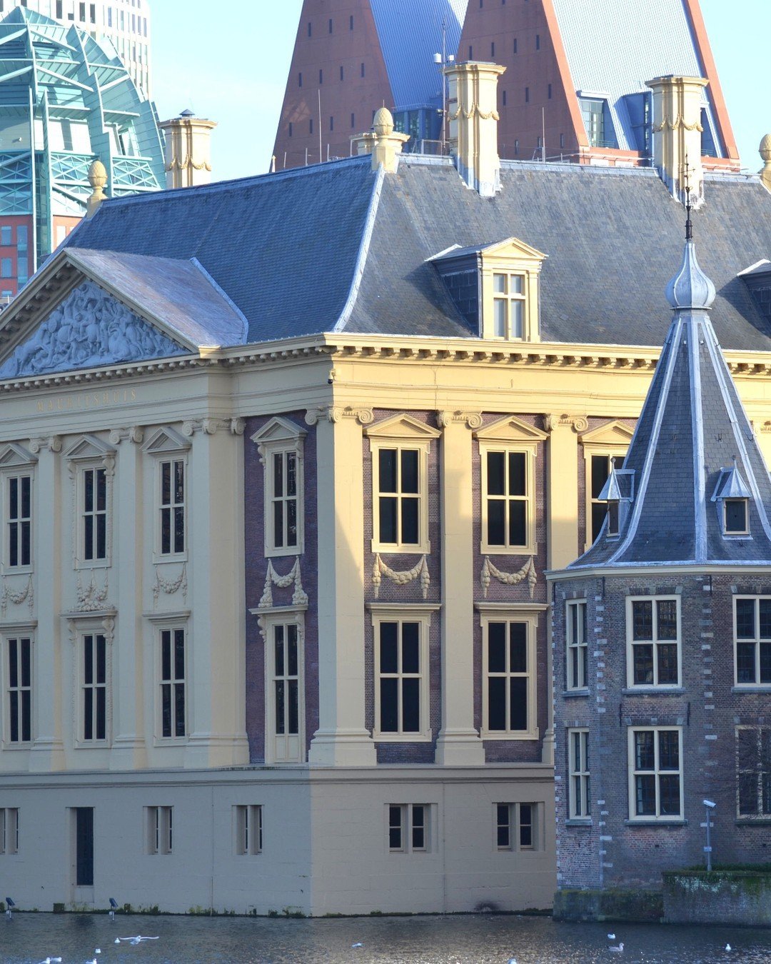 Wist je dat het Mauritshuis in Den Haag oorspronkelijk als woonhuis werd gebouwd in de zeventiende eeuw?🏛️ Het huis werd in opdracht van graaf Johan Maurits van Nassau-Siegen gebouwd, wat het de naam &quot;Maurits&rsquo; huis&quot; gaf.

Later kreeg