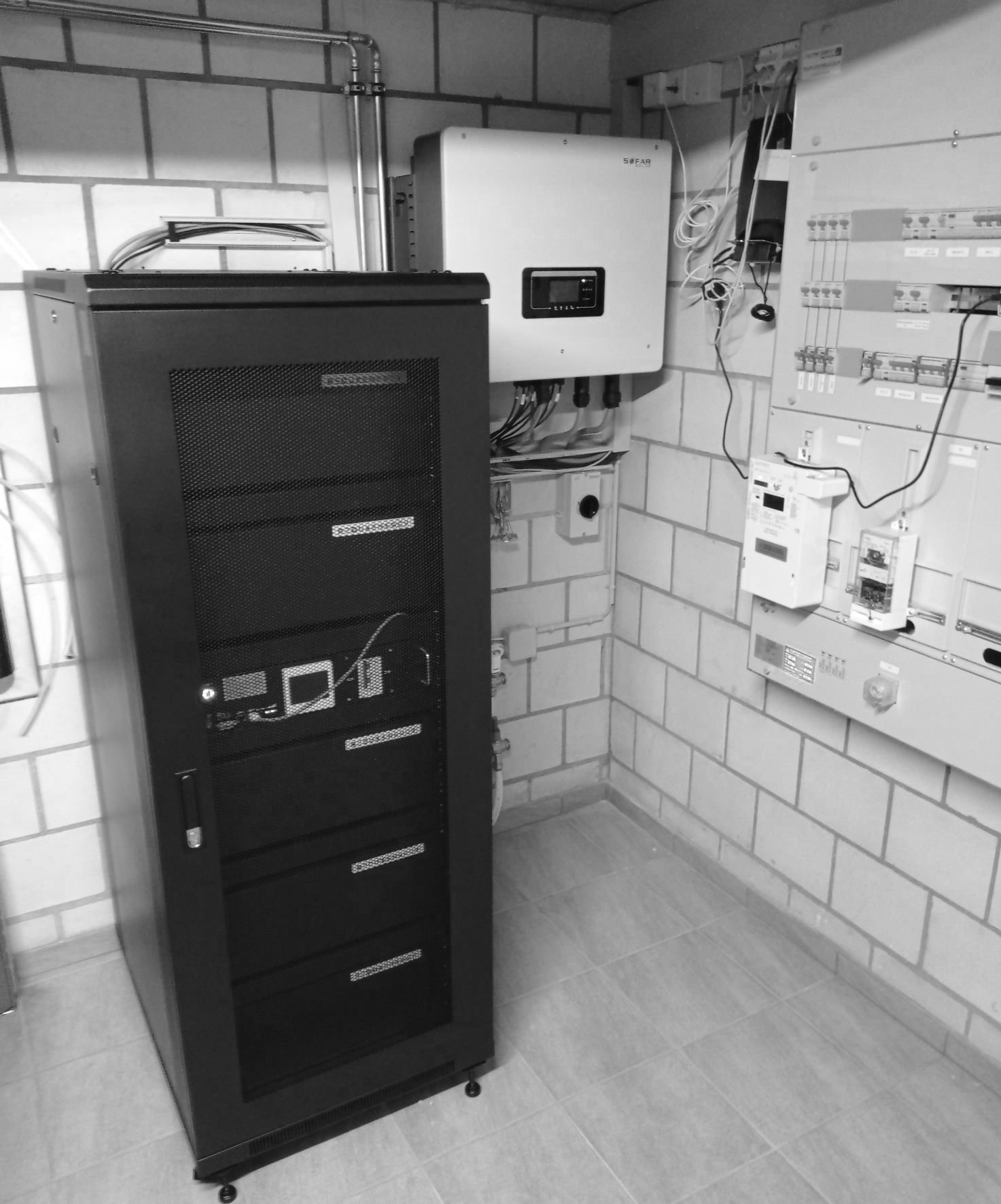 SwissAmp360 Heimspeichersystem 360-19 Eingebaut mit Wechselrichter.jpg