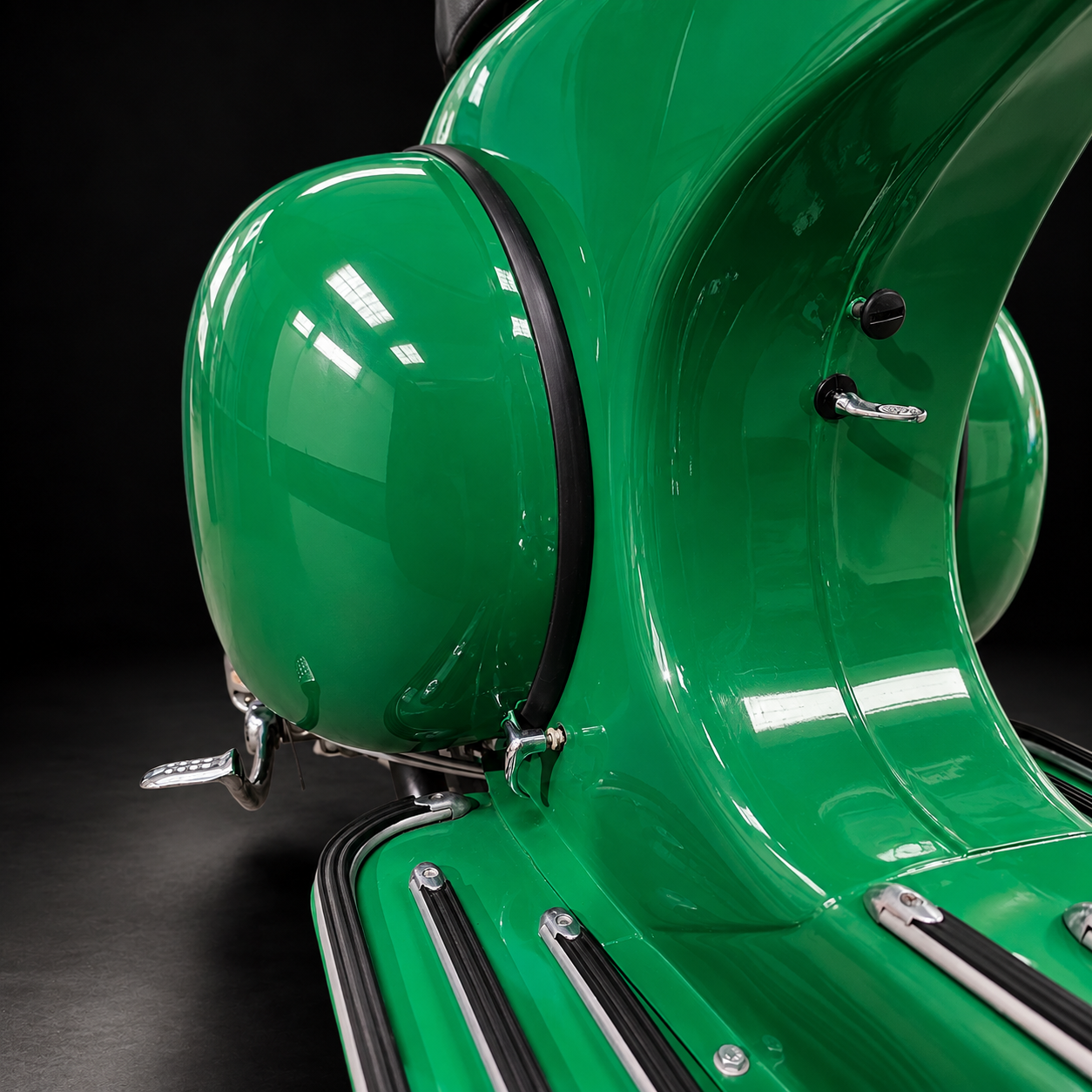 Glossy Emerald Vintage Scooter Detail.png