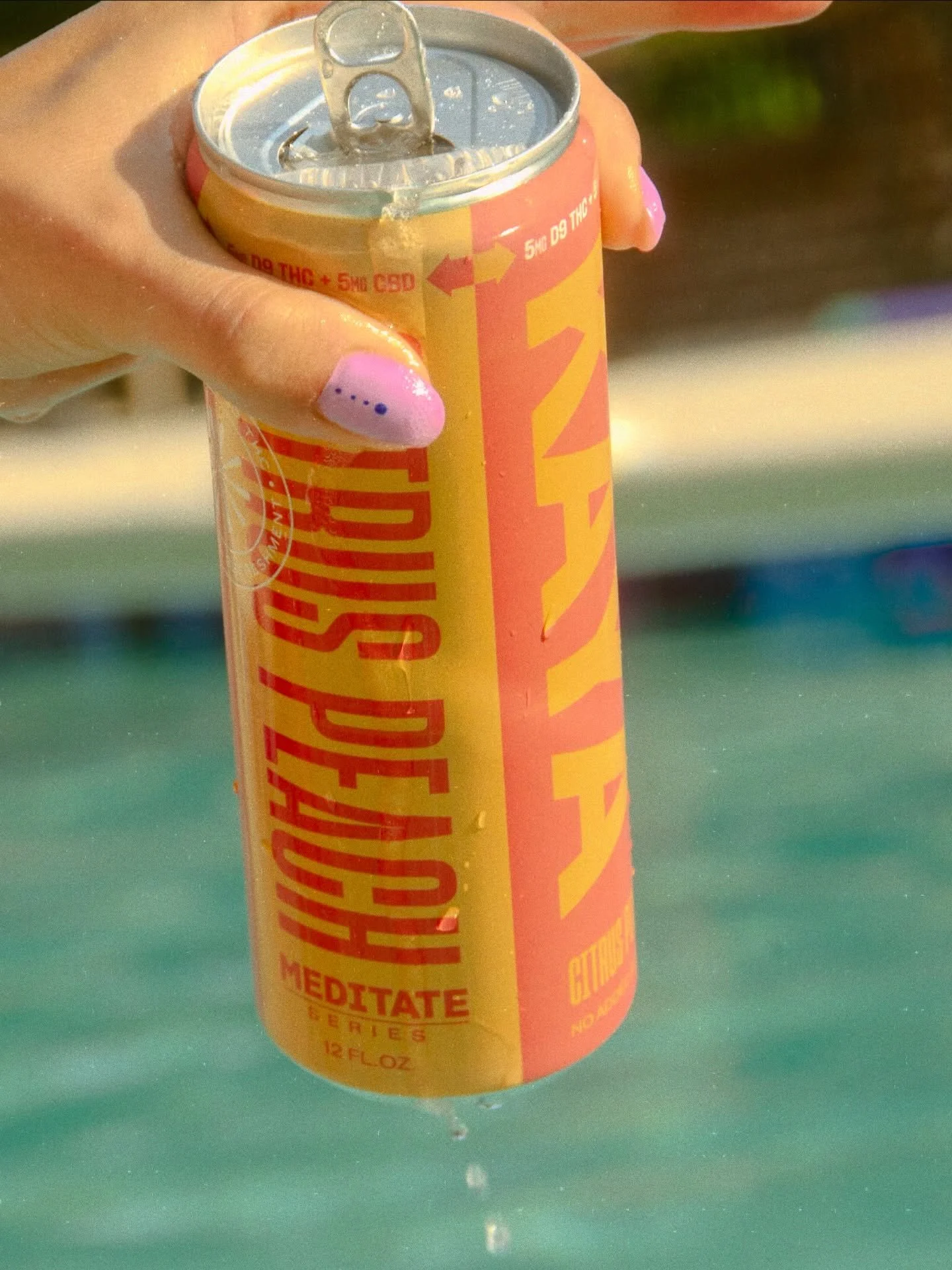 Citrus Peach at the pool 💛💗 don&rsquo;t mind if I do #KAYA #buzzwithoutbooze