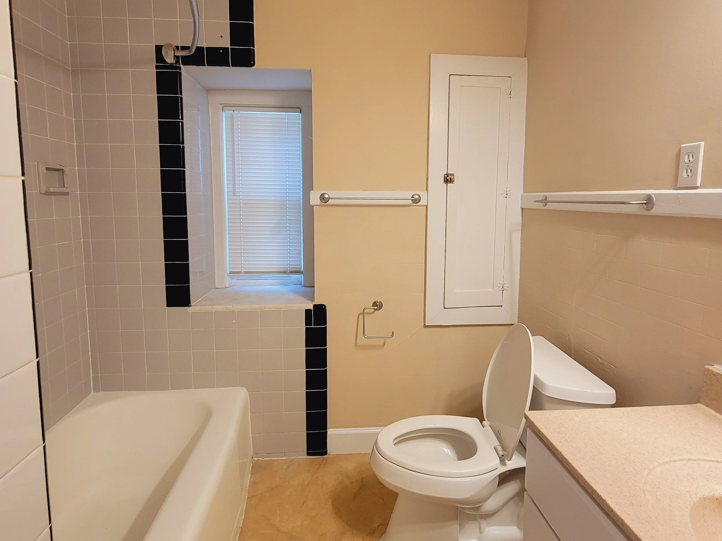 904SForest_U2_Bathroom.jpg