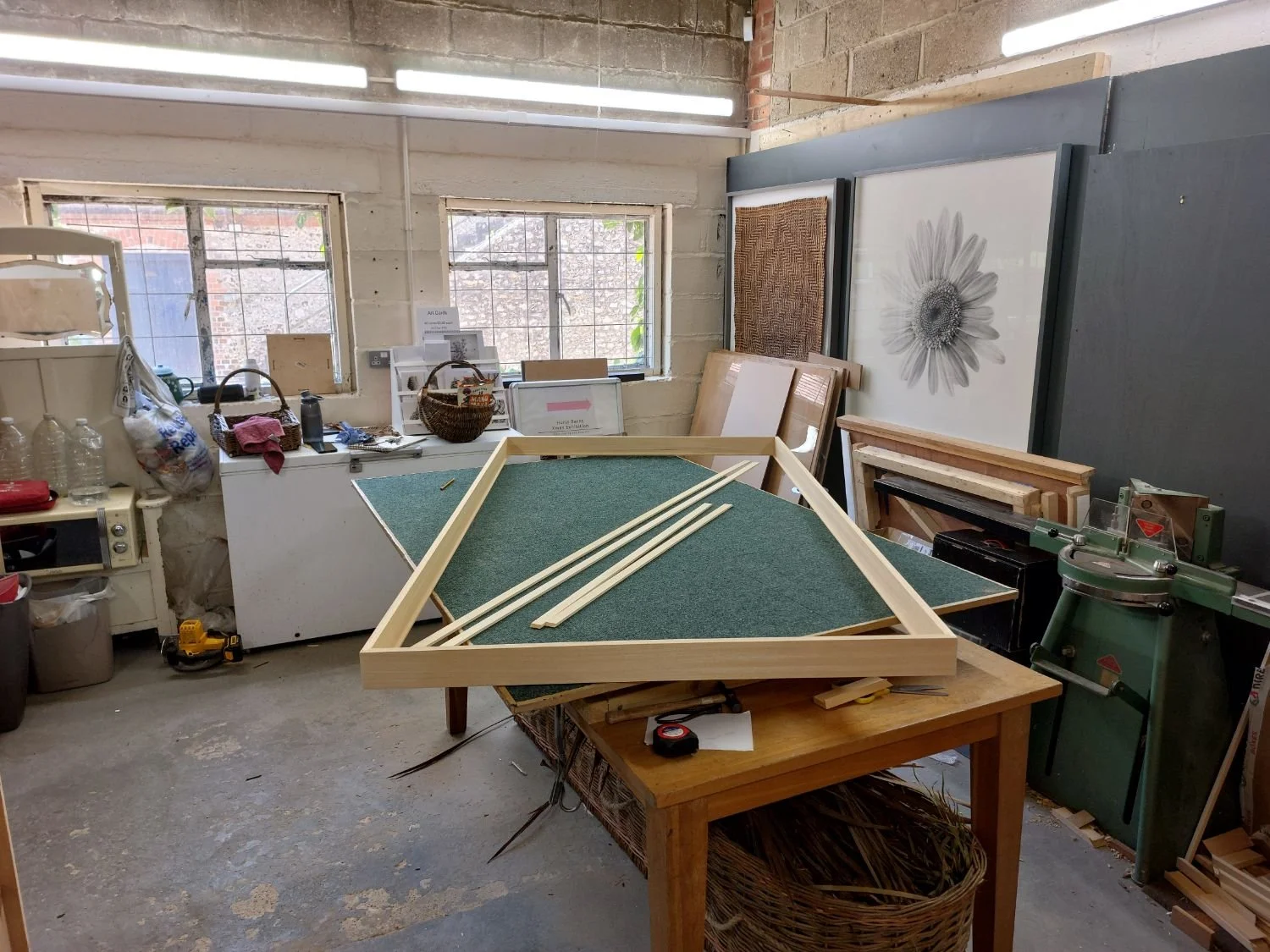 queen-elizabeth-oak-frame-assembly.jpg