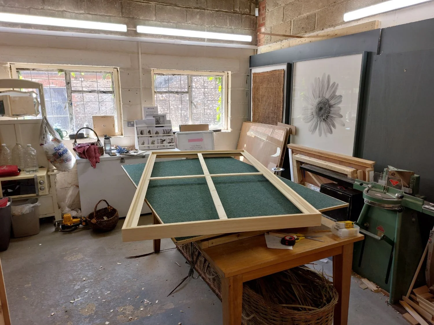queen-elizabeth-oak-frame-complete.jpg