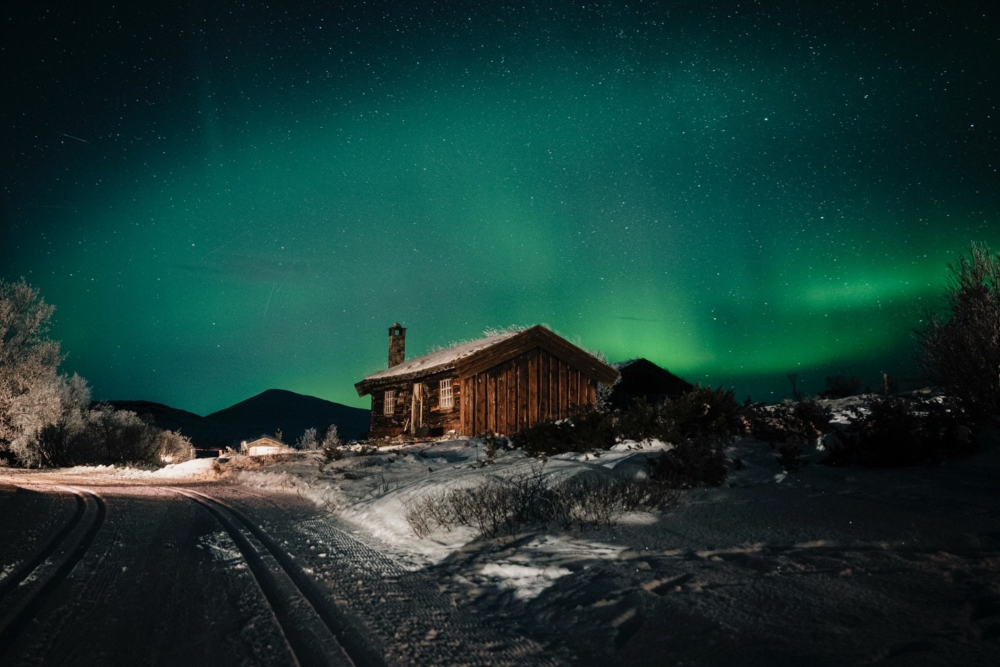 Magisk kveld i g&aring;r p&aring; Brekkeseter ✨❄️ Kaldt men absolutt g&oslash;y &aring; f&aring; fanget stemningen blant hyttene under nordlyset!