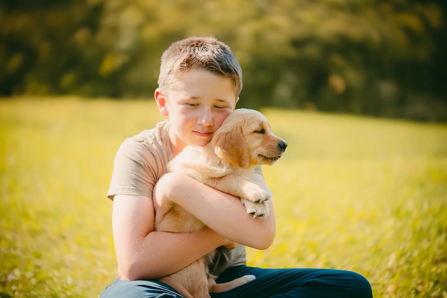 Med tillatelse av min gode nev&oslash; s&aring; fikk jeg legge ut dette bildet fra sommeren de fikk Sinus 🧡✨ Noe av det jeg elsker mest &aring; fotografere er mennesker med sine firbeinte bestevenner 😍