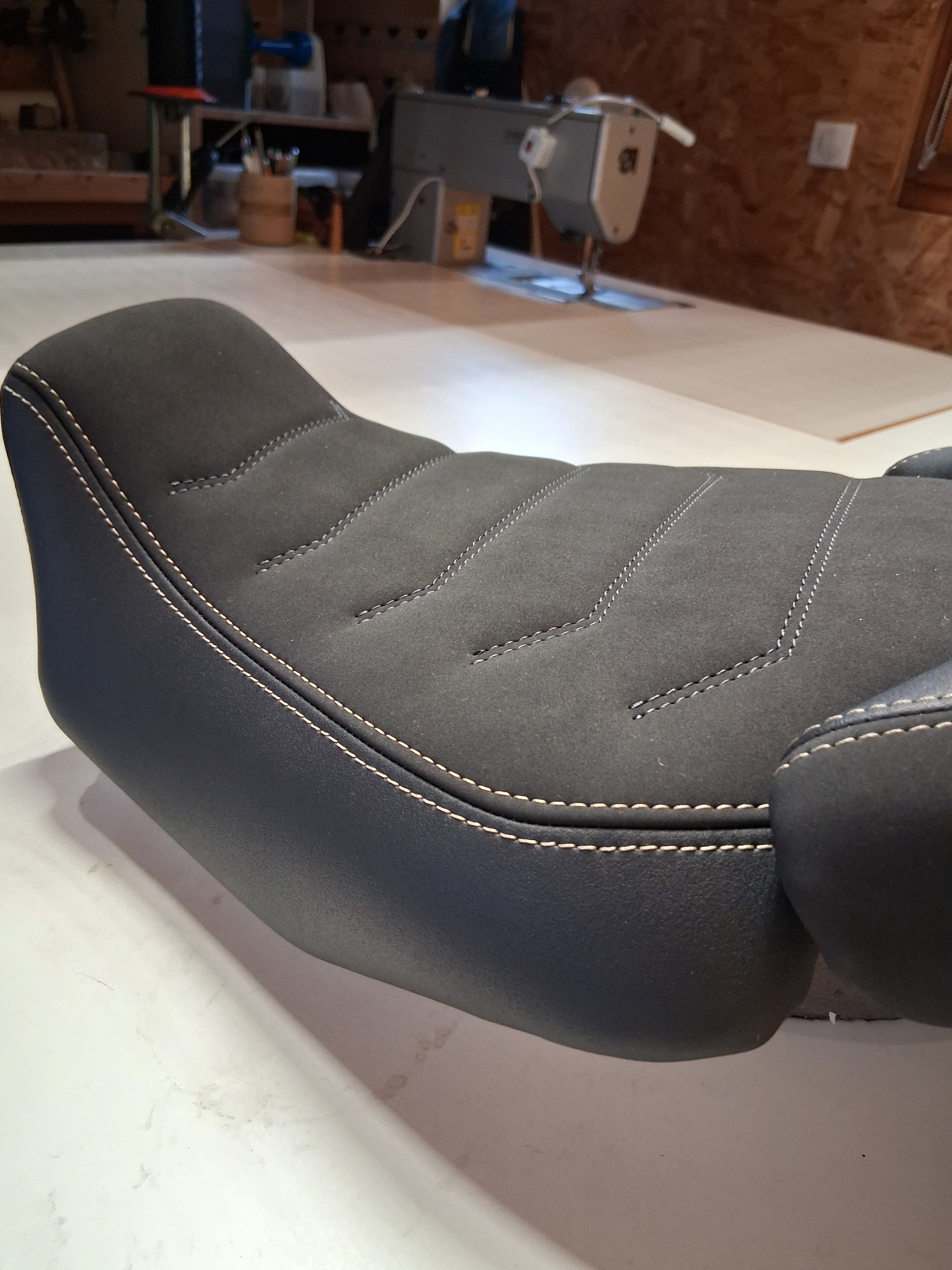 Transformation d’une selle moto : du standard au sur-mesure