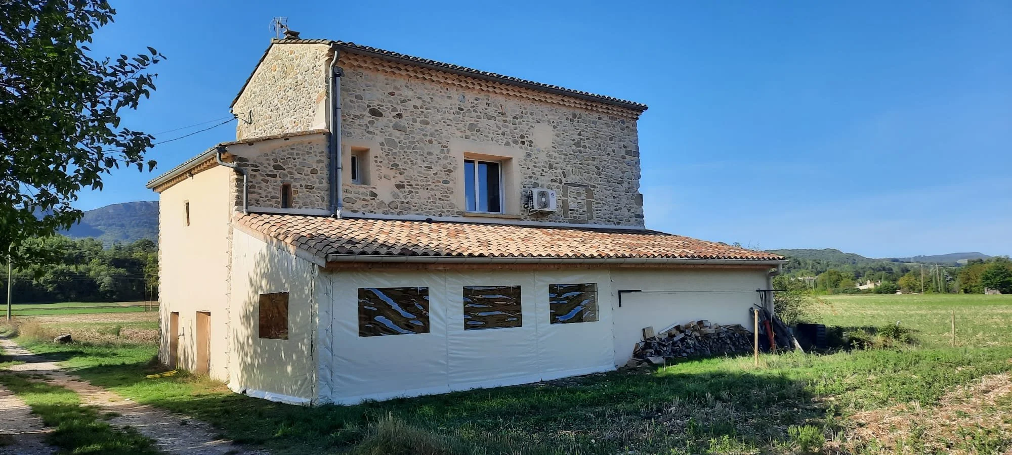Transformation d’une terrasse : fermeture sur mesure en bâche PVC