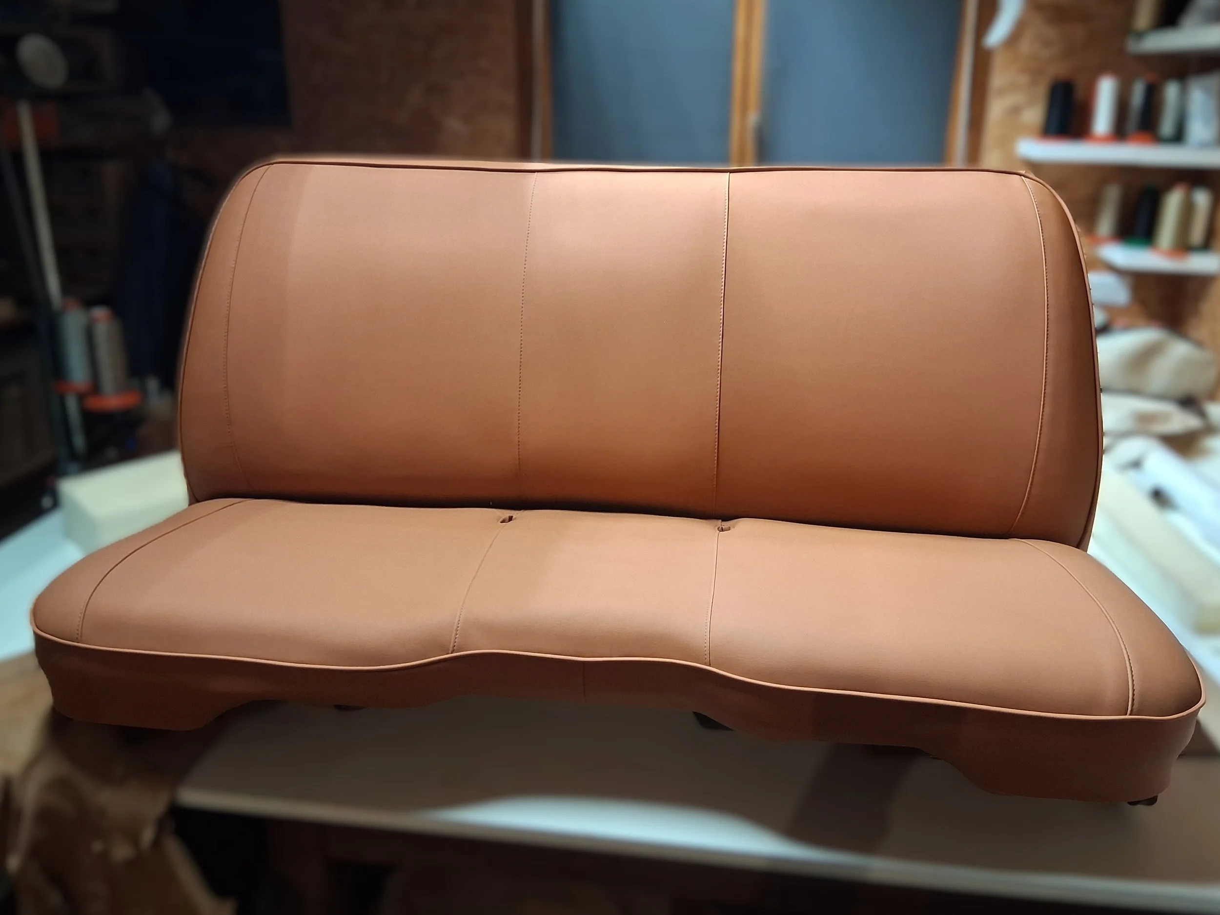 Réfection de sellerie automobile : banquette sur mesure pour une Peugeot 504