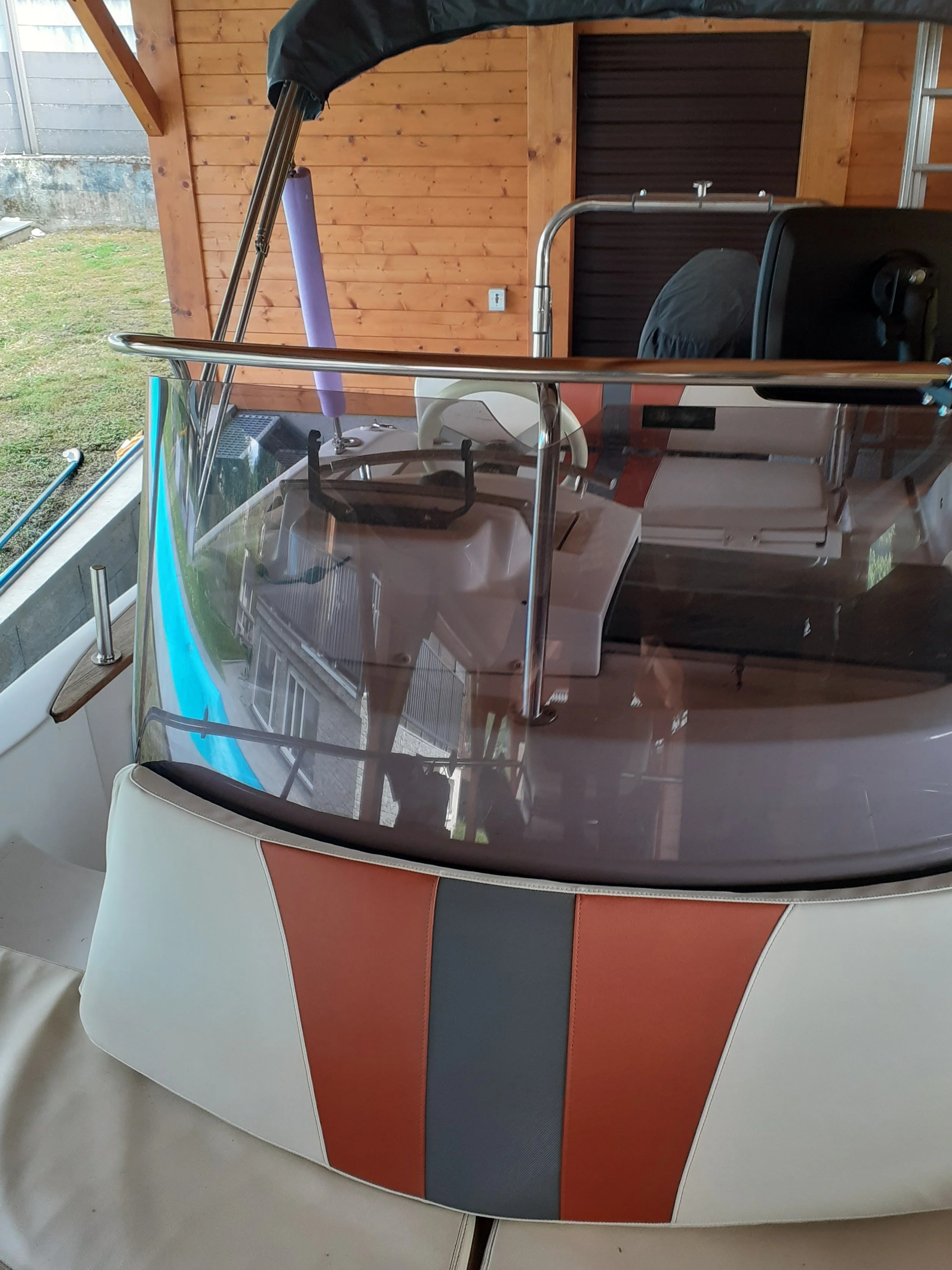 Réfection de sellerie Nautique : redonner style et confort à votre espace