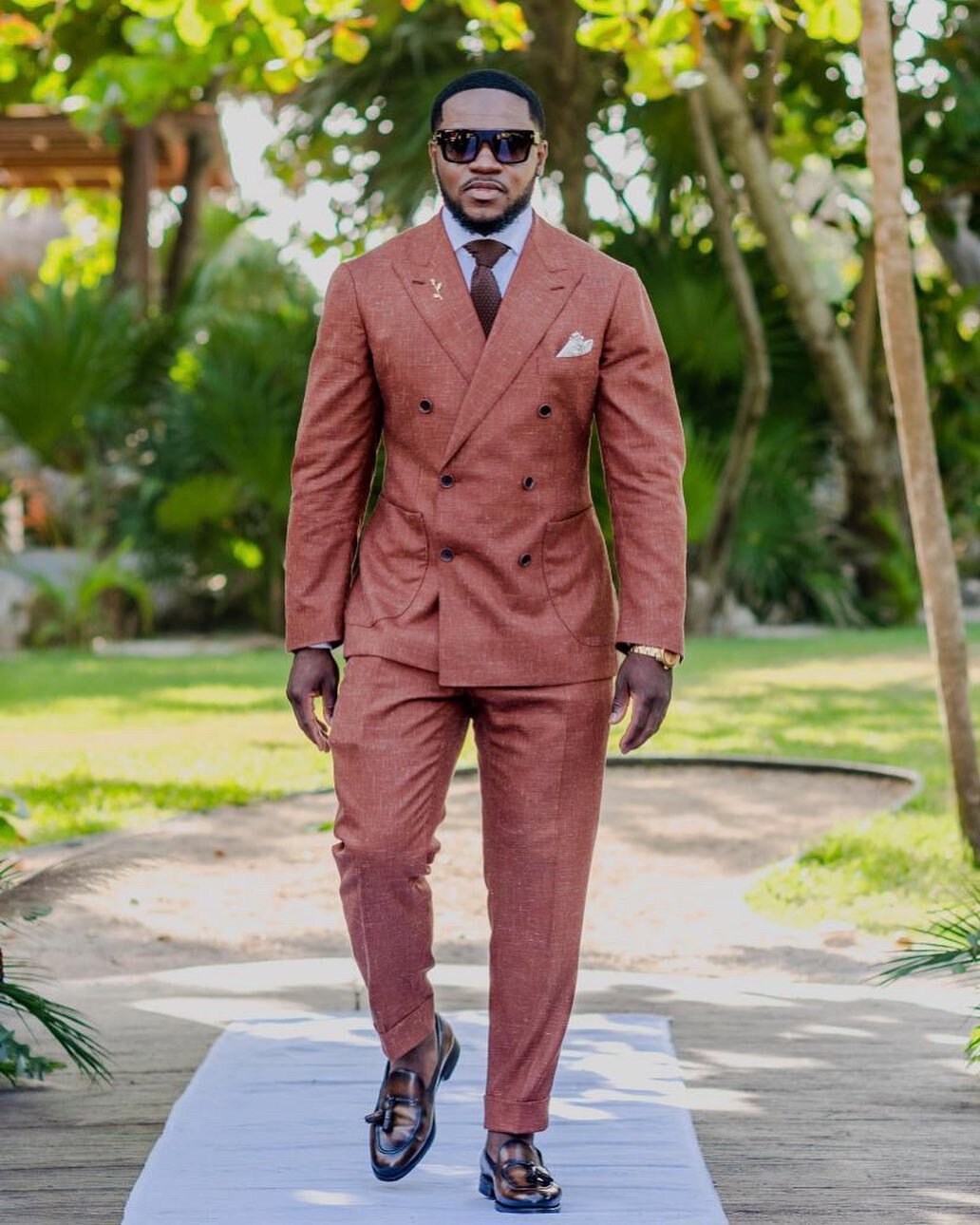 Chris stealing the show in this wool silk linen DB, paired perfectly with the brown accessories and our custom patina loafers. 

#menswear #mensweardaily #mensfashion #suitup #sartorial #weddingsuit #customshoes