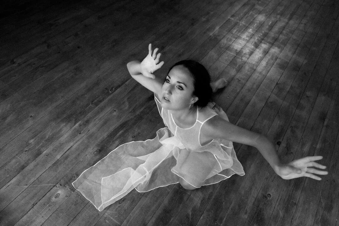 woman dancing mono