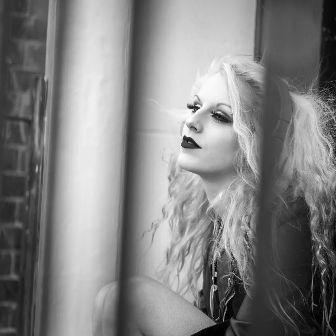 woman urban mono