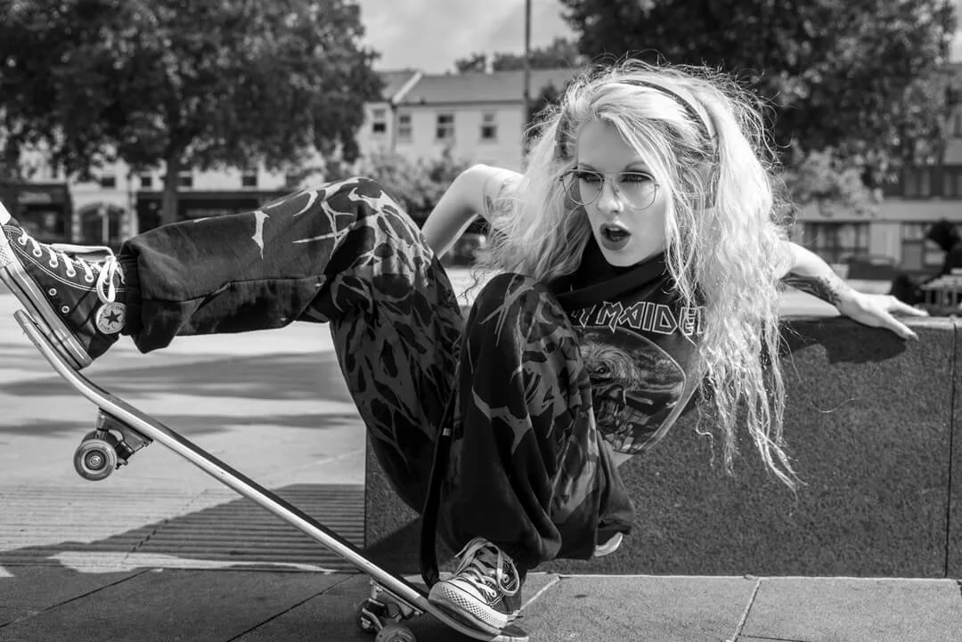 woman skate mono