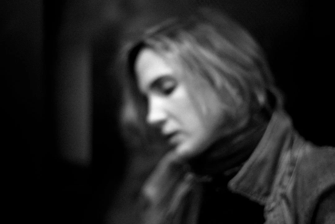 woman lift constrast