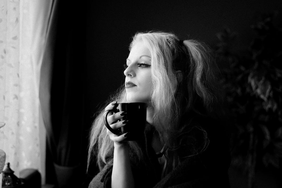 woman mono lifestyle coffee