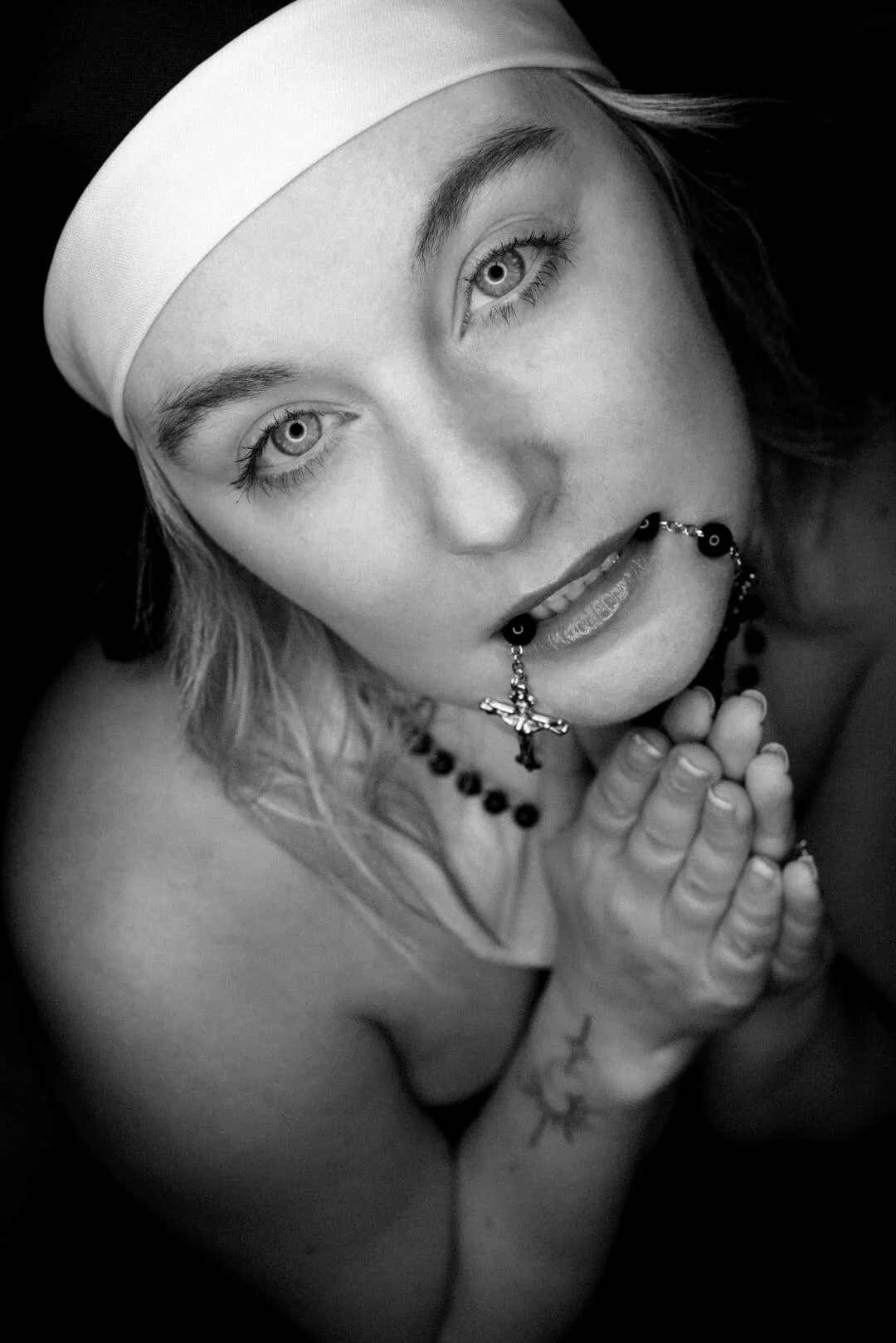 nun praying mono