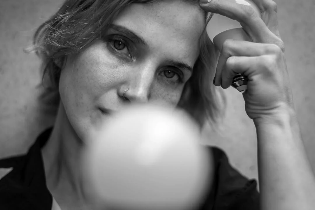 woman portrait lighbulb