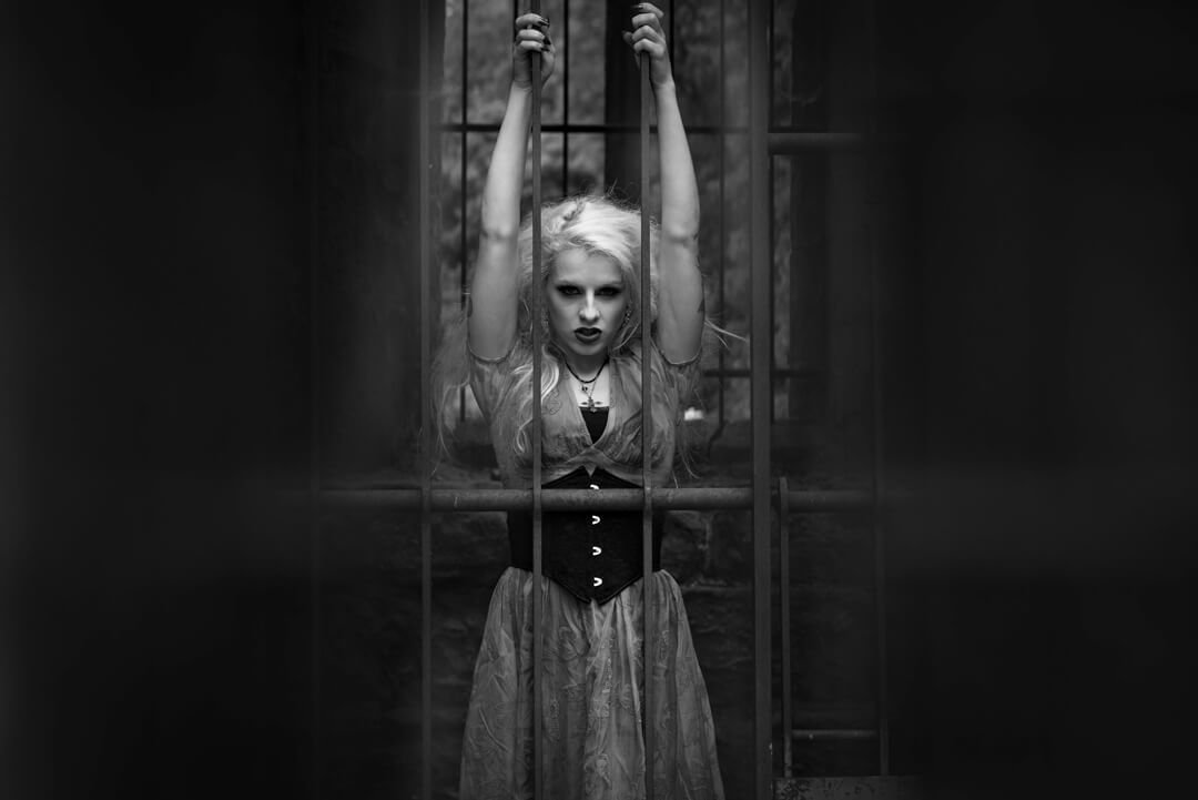 woman sinsiter mono dead eyes