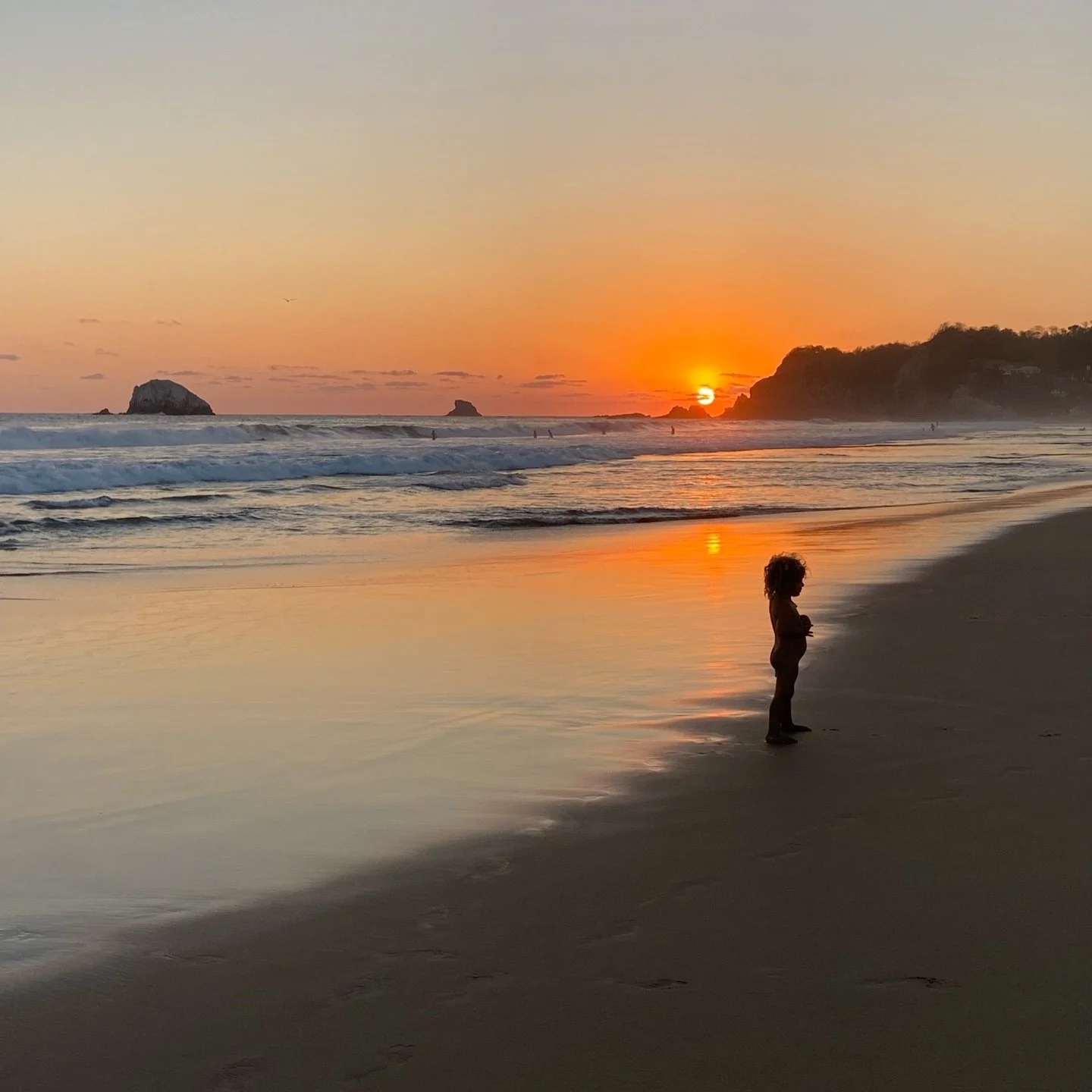 Very few moments compare to a Oaxacan sunset. One of our favorites is at #Zipolite beach. Have you had the opportunity to witness this live? 🌅

#oaxacacoast #zipolitemexico #zipolitebeach #zipoliteoaxaca