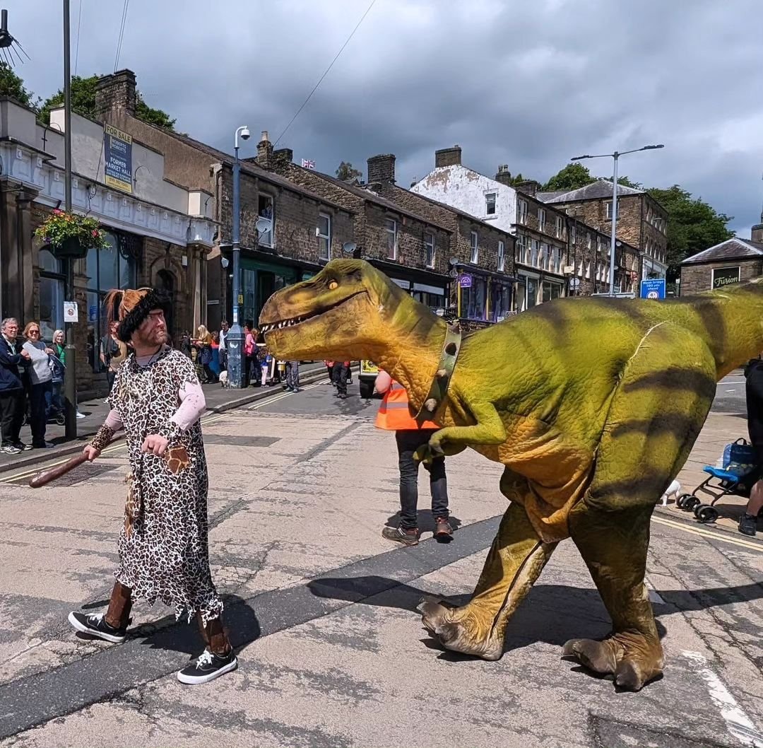 Do you get the feeling you're being watched? 👀🦖🦴
Clunk and Clonk are always looking over their shoulder to make sure they're pet Dino's are close, although here Roary might be a little too close....
#June #howtotrainyourdragon #summerday #dragon