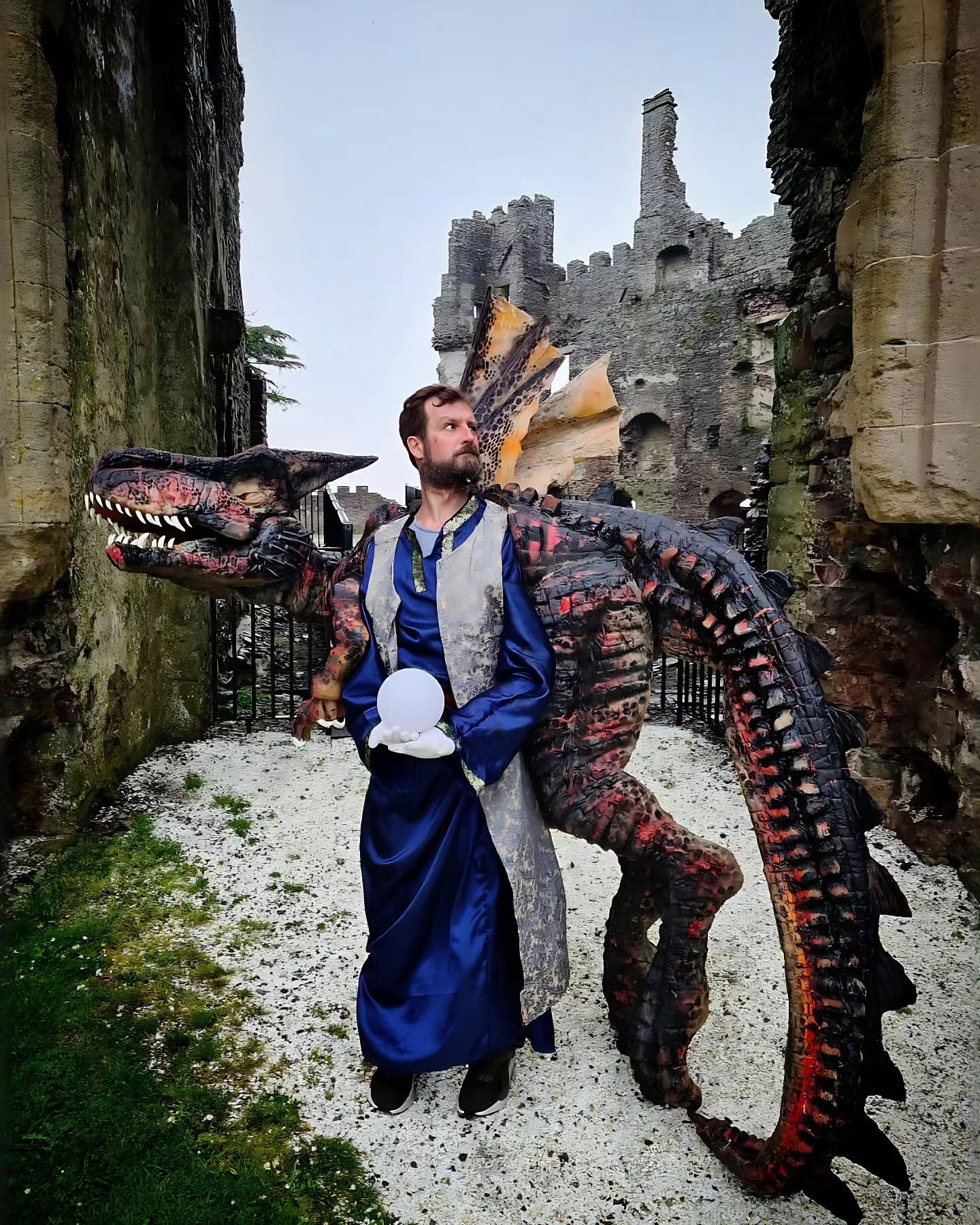 What's that over there?!
Gareth the wise old wizard and his stroppy Dragon Fang had a splendid time at @laugharnecastle joining @cadwcymruwales in bringing magic to these old stone walls.
There was magic, myths and mayhem galore, thank goodness Pr