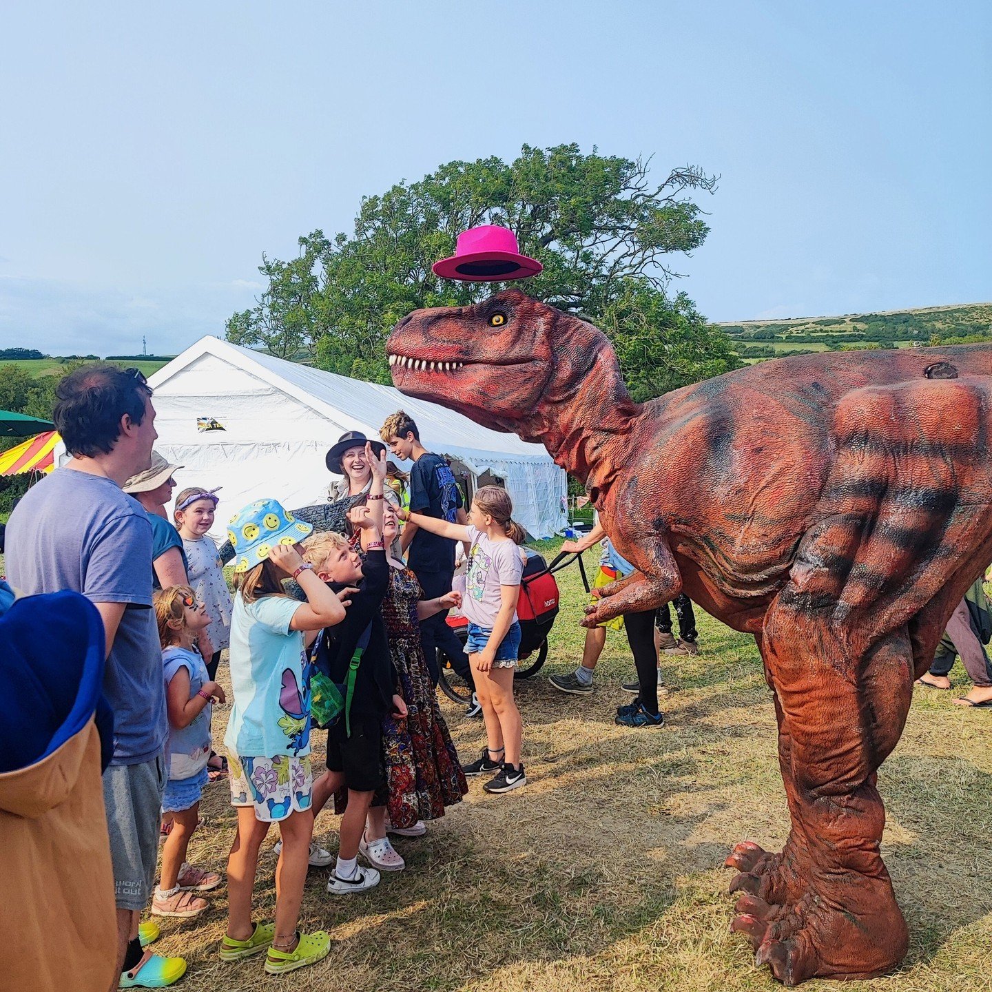 How does Aroara do it? 🤔🎩
Your guess is as good as ours! She really is full of surprises! Our Dinosaurs really do turn heads, gather crowds and even tip a hat or two... 🦖🐉⚔️
#jurrasiccoast #folkfestival #purbeckfolkfestival #autumn #dinosaursan