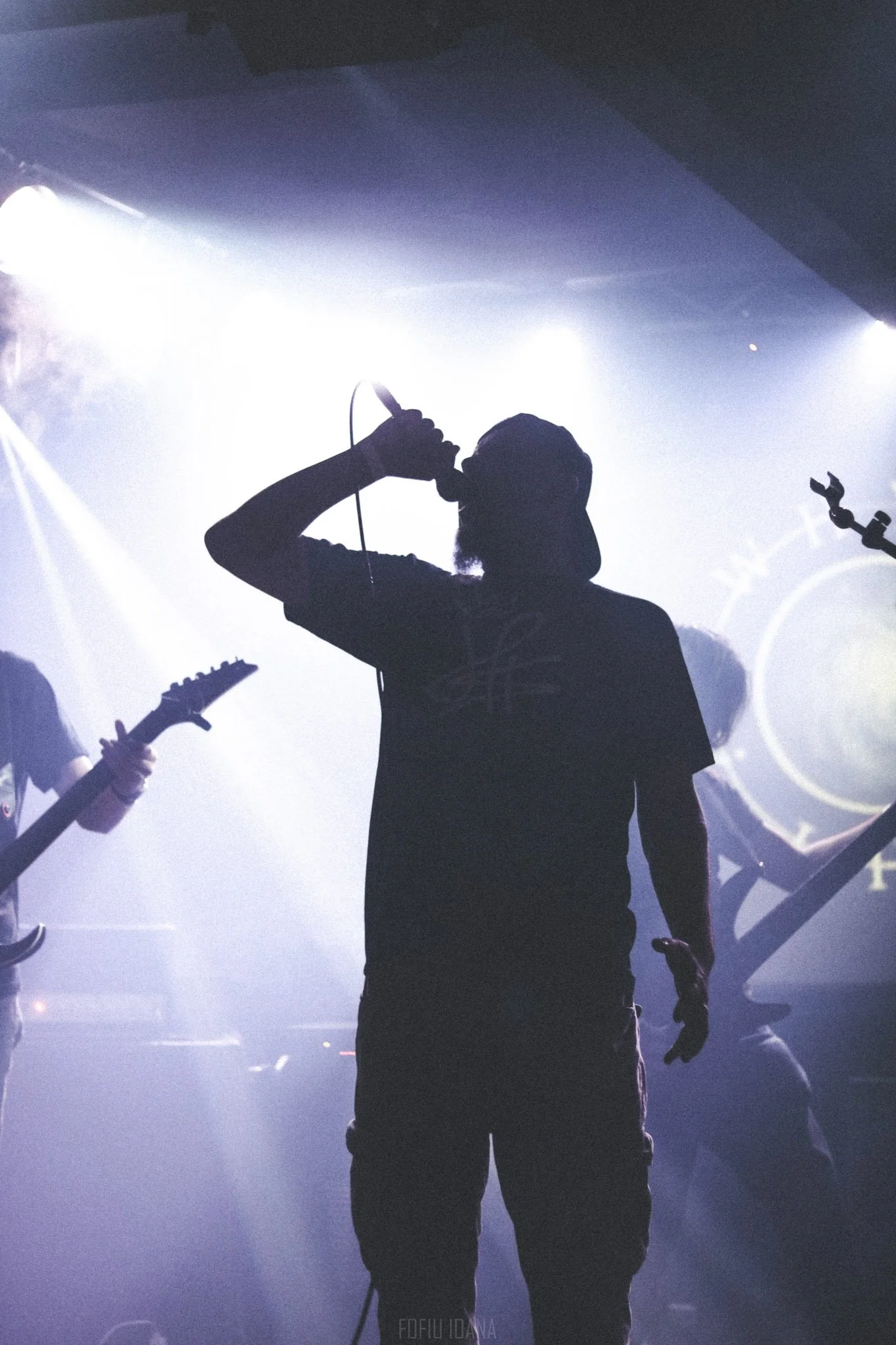 Contre-jour picture of the Why Cat Why lead singer on stage at Hardward Cluj-Napoca