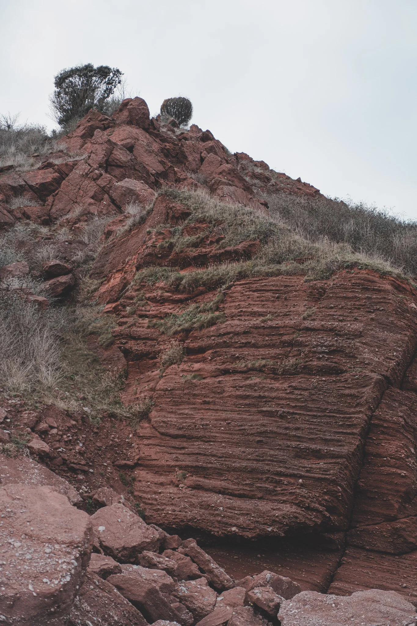 Photo of a big red dock cliff in Torquay, Cornwall
