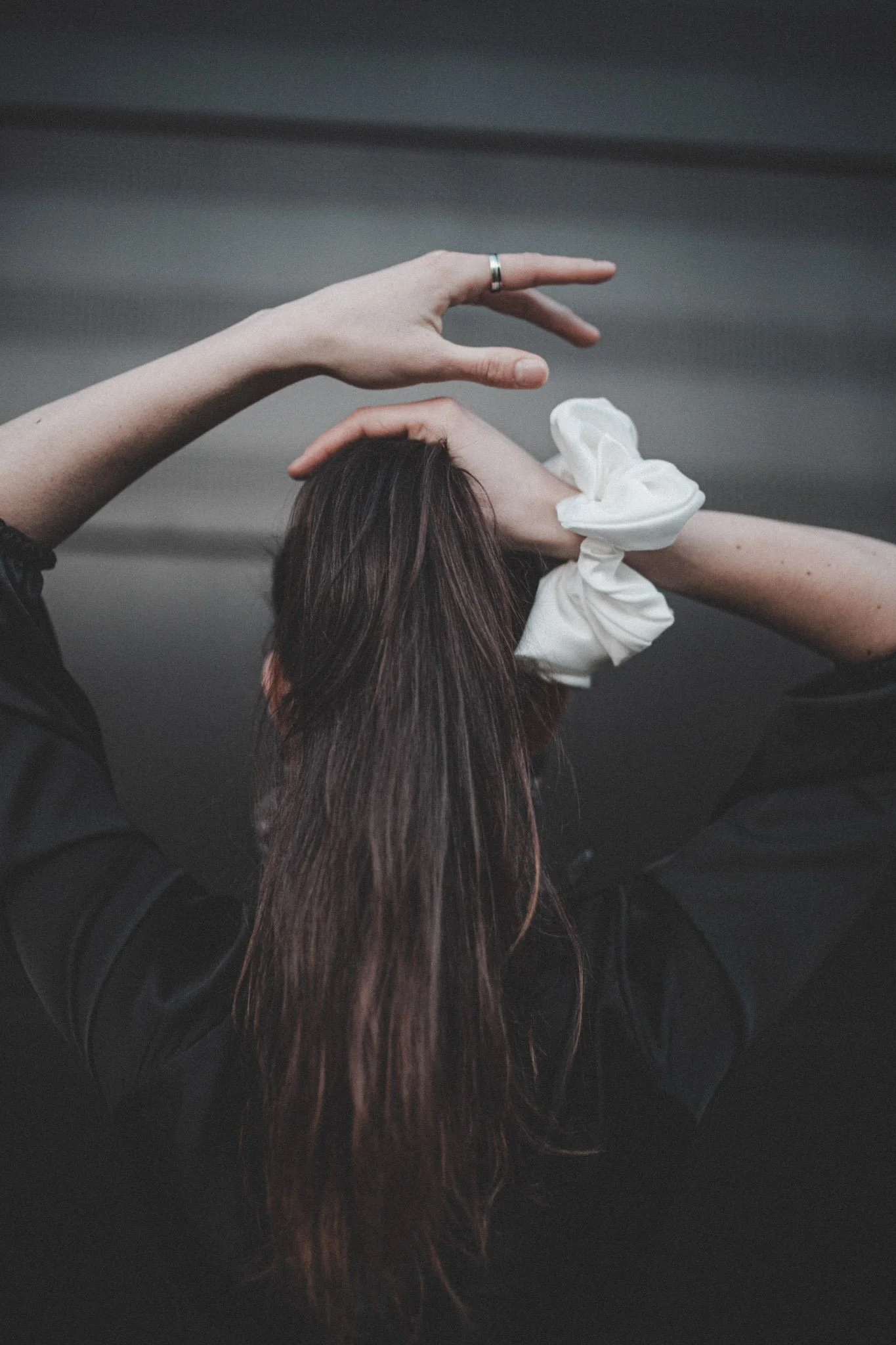 Girl with her back at the camera using a white Lunaticusse hairband