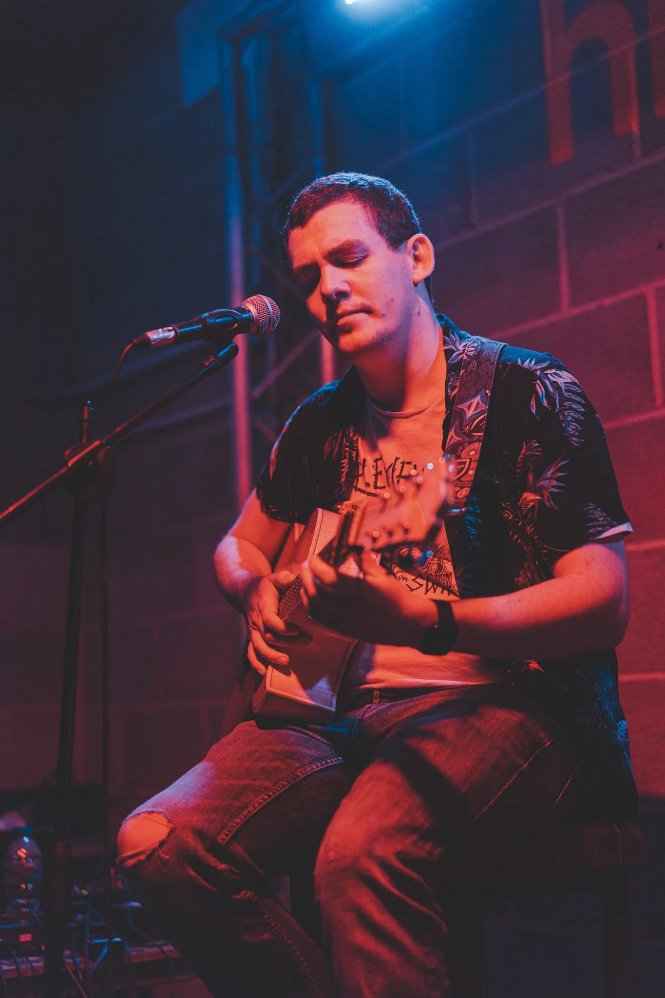 Mac Brannan playing guitar at the Hidden, Nottingham