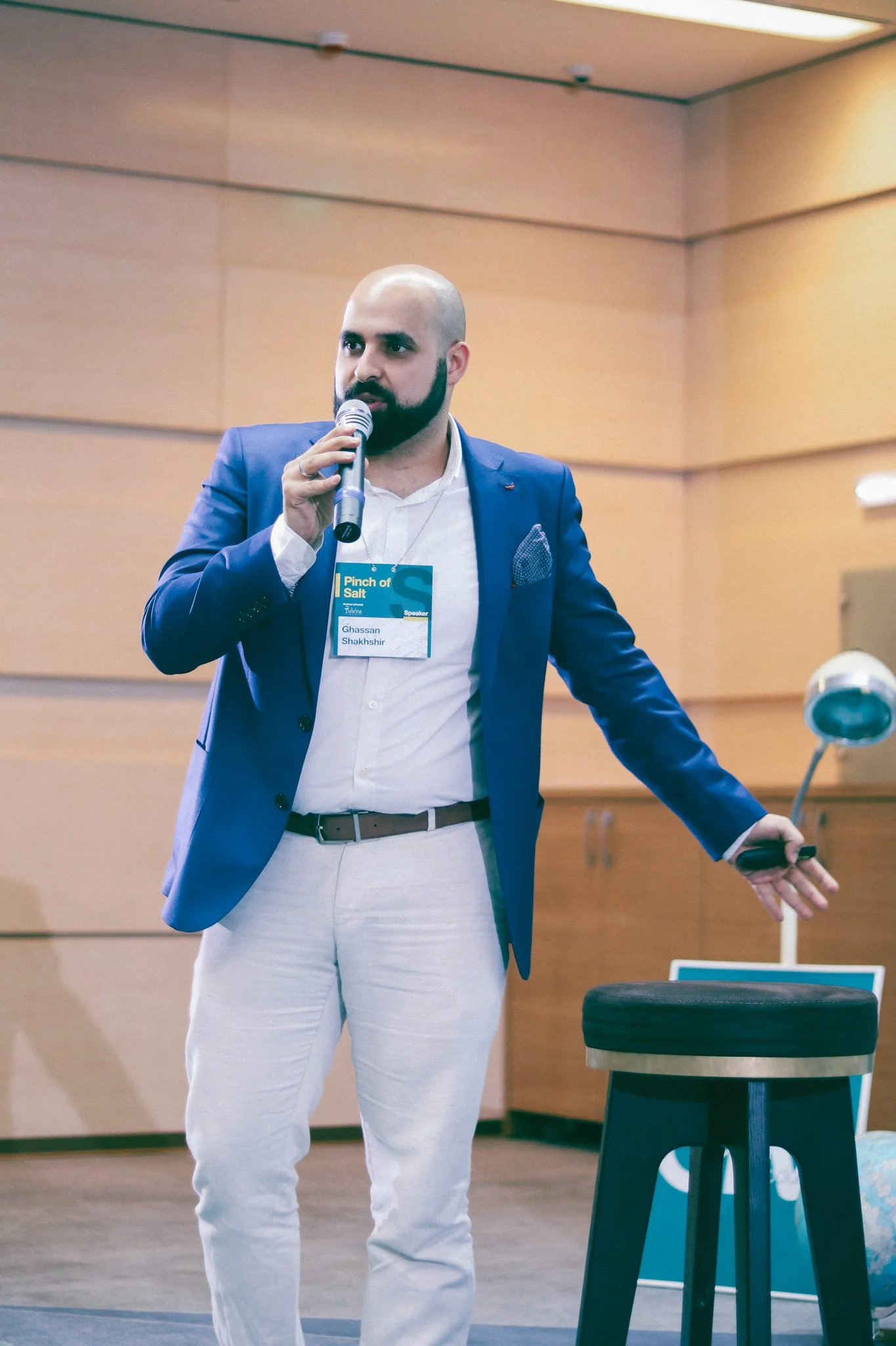 Man speaking at a microphone on the stage at an event in Cluj-Napoca