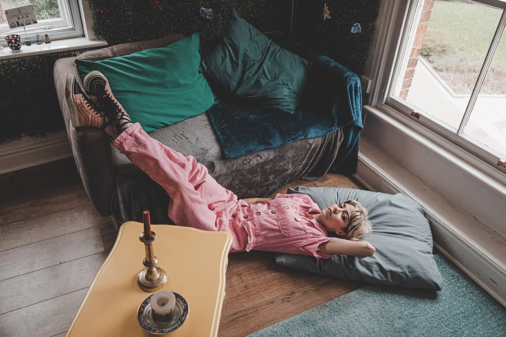 West Midlands musician Ynes sitting on the floor in Ziferblat, Coventry