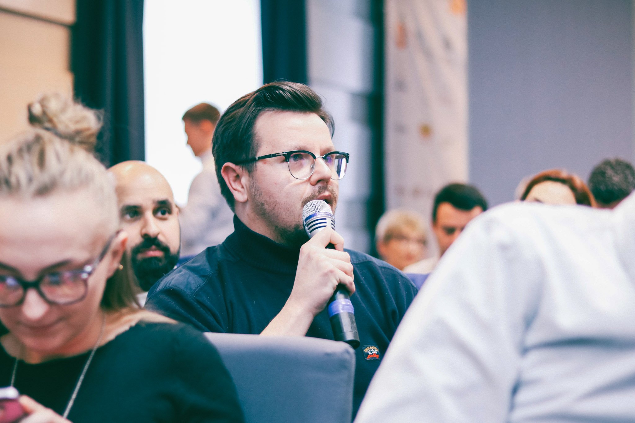 Man from the audience asking a question at the Pinch of Salt Conference, in Cluj-Napoca