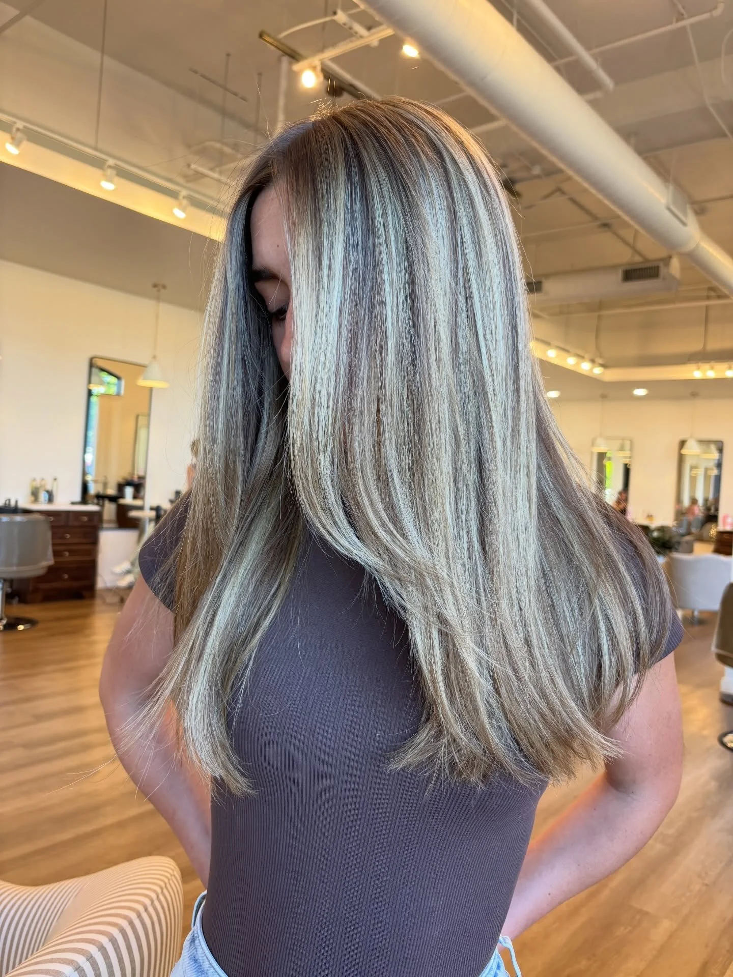 Beautiful partial highlight by @hair.by.ellarosee 

💌 Link in bio to reserve your experience!
