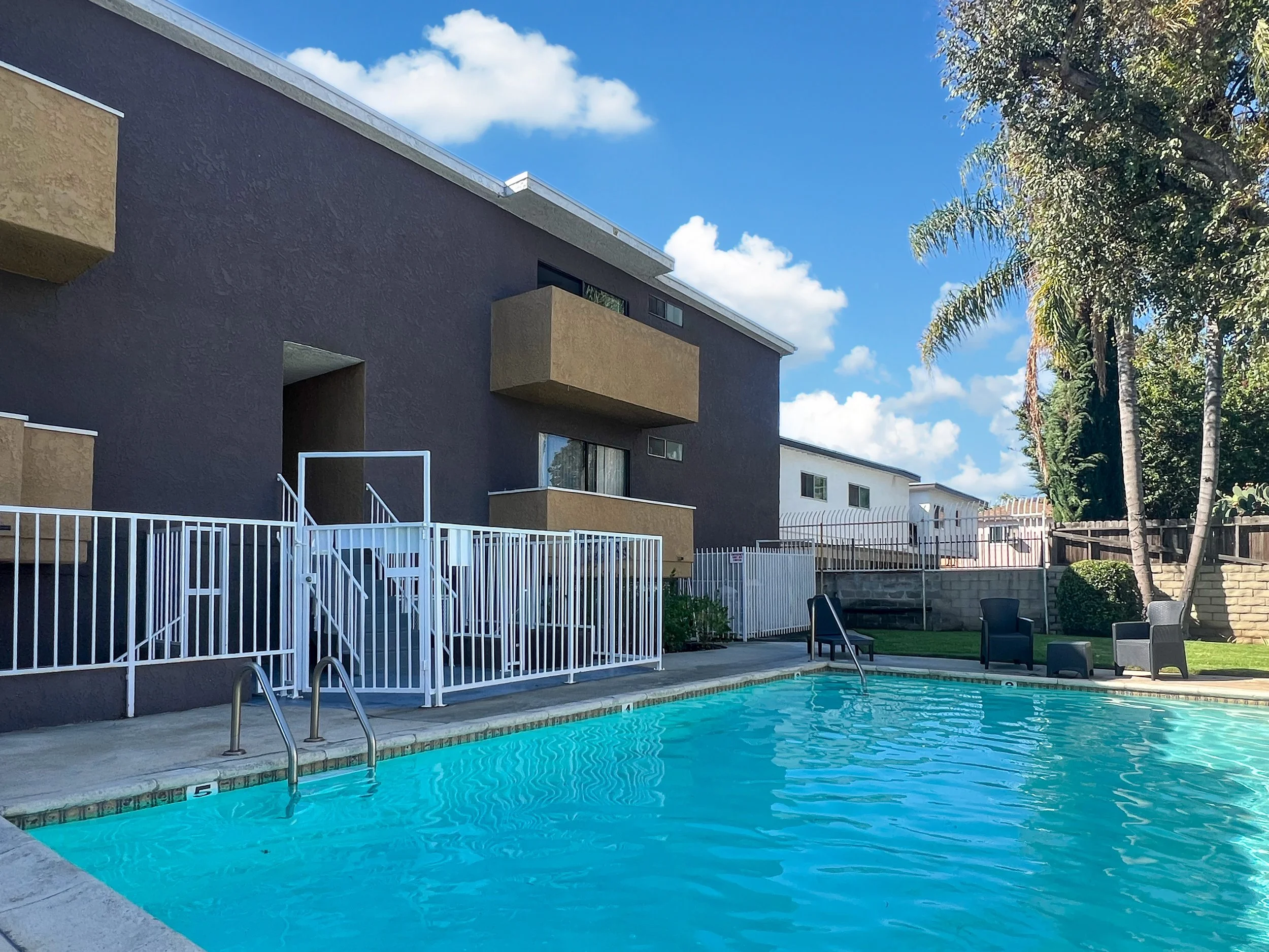 A photo of the pool area at Valley Glen, taken on a beautiful sunny day in LA. 