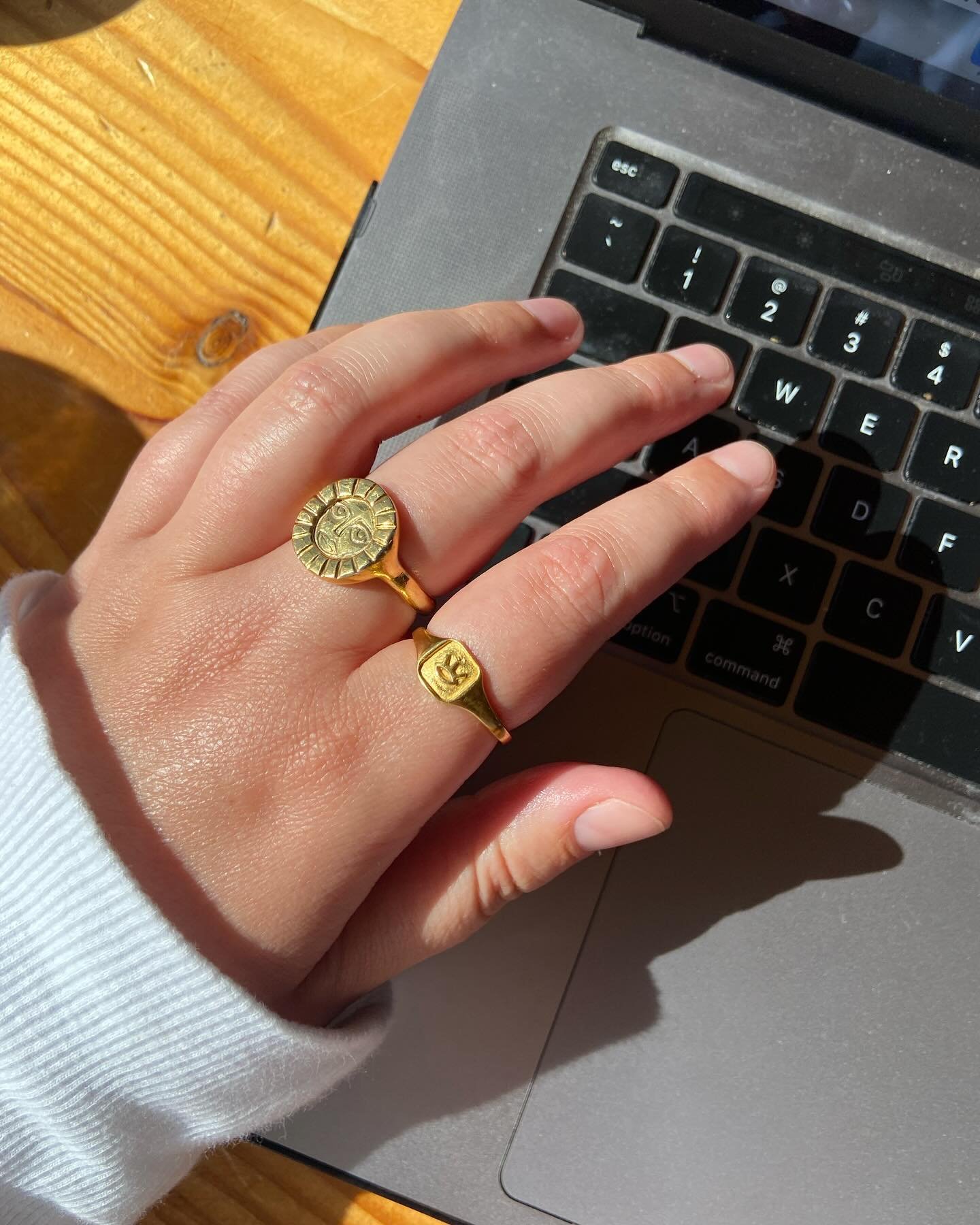 Things from my camera roll&hellip; 1. 🌞 my fave gold ring stack @rauwjewelry + @zaleskajewelry. 2. the river🌲 3. working on my new layout design course 😎 4. re-watching Hart of Dixie after I found it in my Apple account&hellip; omg it&rsquo;s so g