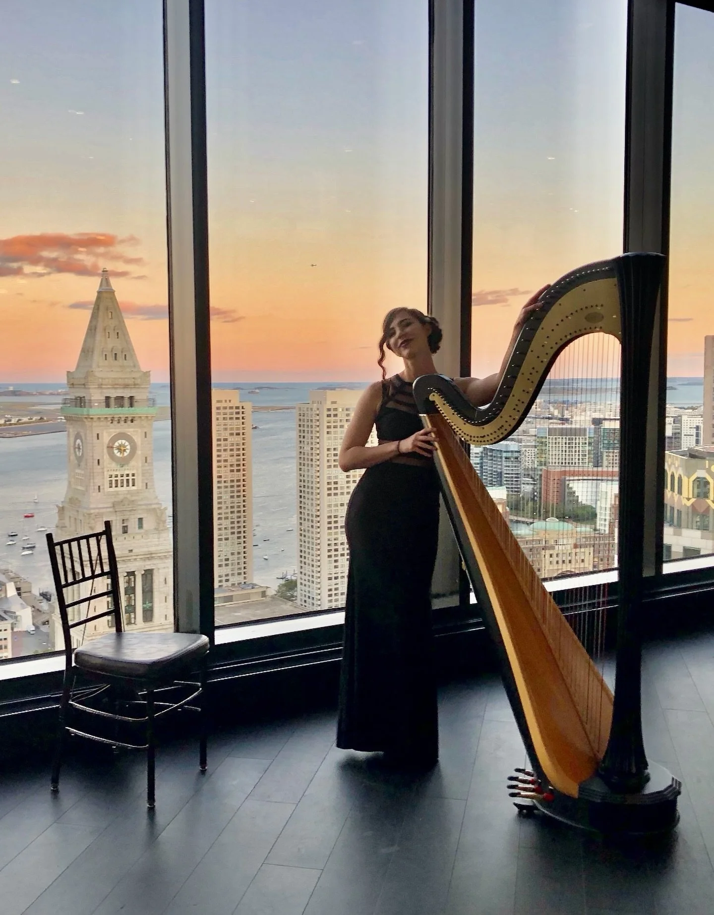 It&rsquo;s giving city-chic

Venue: The State Room @longwoodvenuesanddestinations 
Music: Harp @stephaniebabirak @glass.artists 

#stateroombostonwedding #stateroomboston #bostoncitywedding