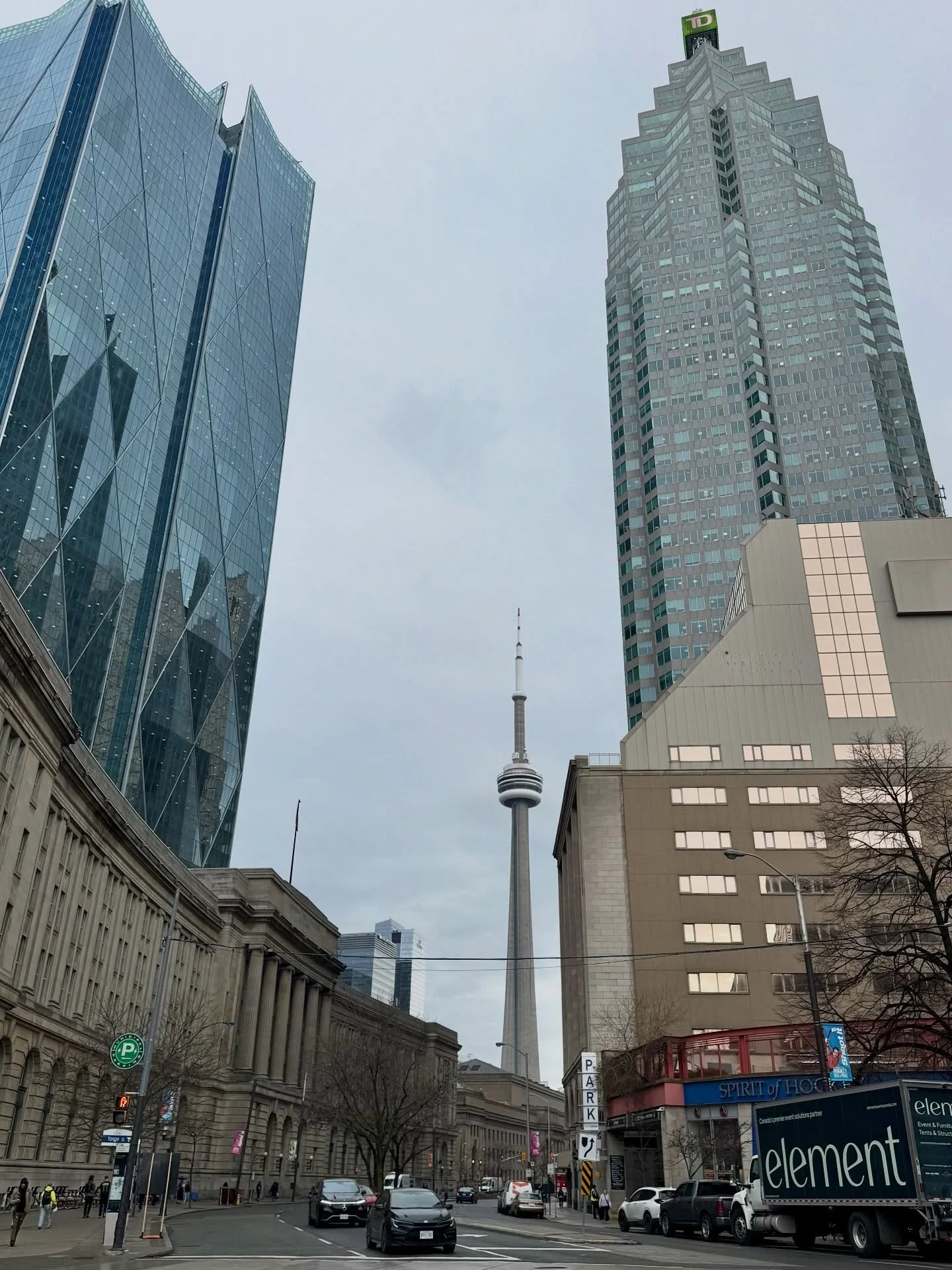 Looking for a unique place for an urban getaway? Check out Toronto. 🇨🇦 I was just there last week and explored a bit of the city. The multicultural vibe and foodie scene rivals NYC. 🍽️ Luxury hotels abound, and my stay at The St. Regis did not dis