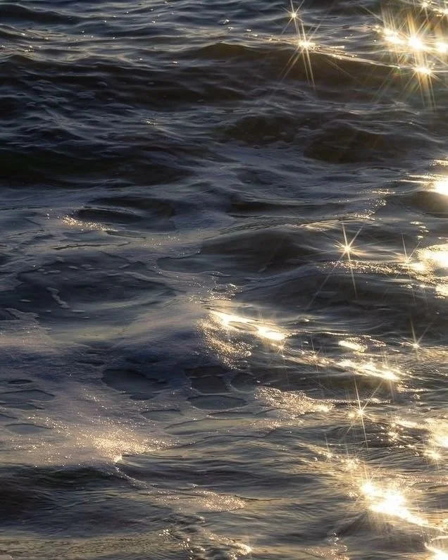 Eau de mer avec des reflets du soleil sur la surface.