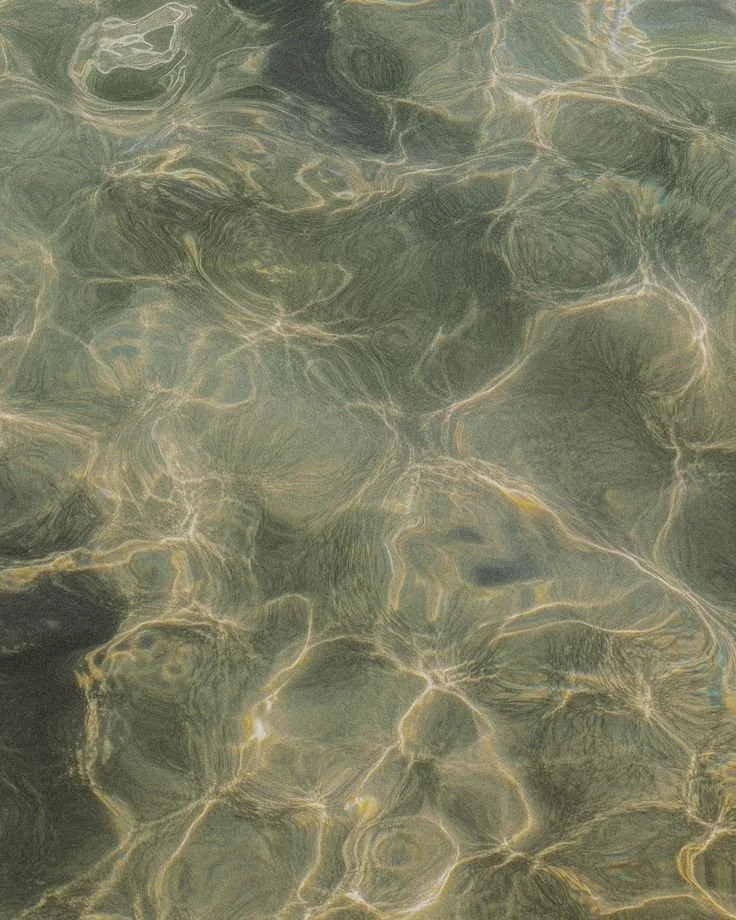 Eau claire avec des reflets et des ondulations sur la surface.