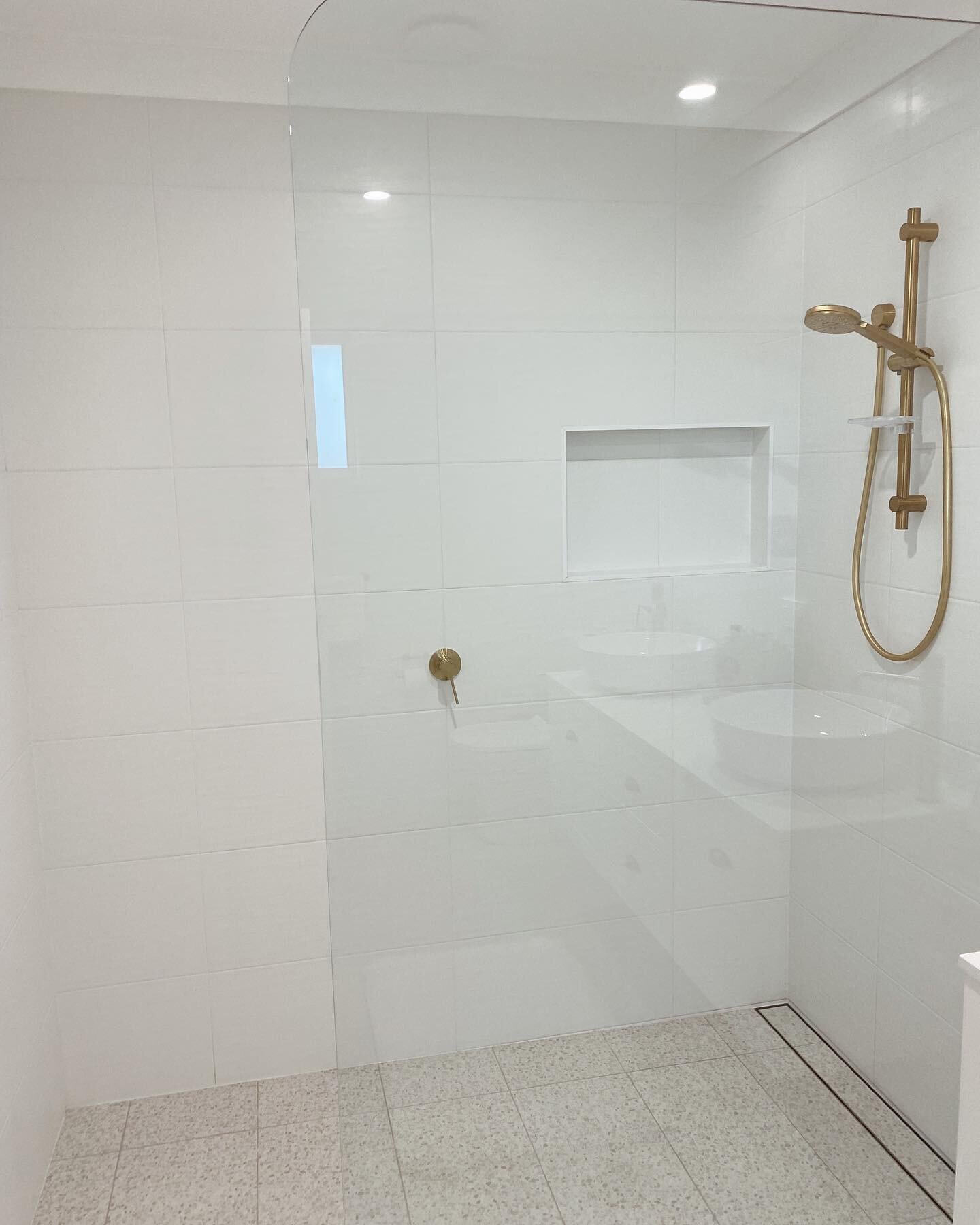 Squeaky clean shower screen for our client this morning 🚿 🧼