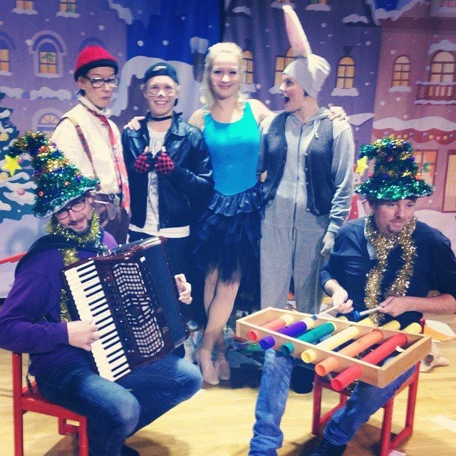 Childrens show: Den stora önskningen by Britt-Louise Håkansson. Musicians: Johan Olsson & Filip Runesson. Actors: Conny Friis, Elisabeth Ekberg & Jonna Lindberg