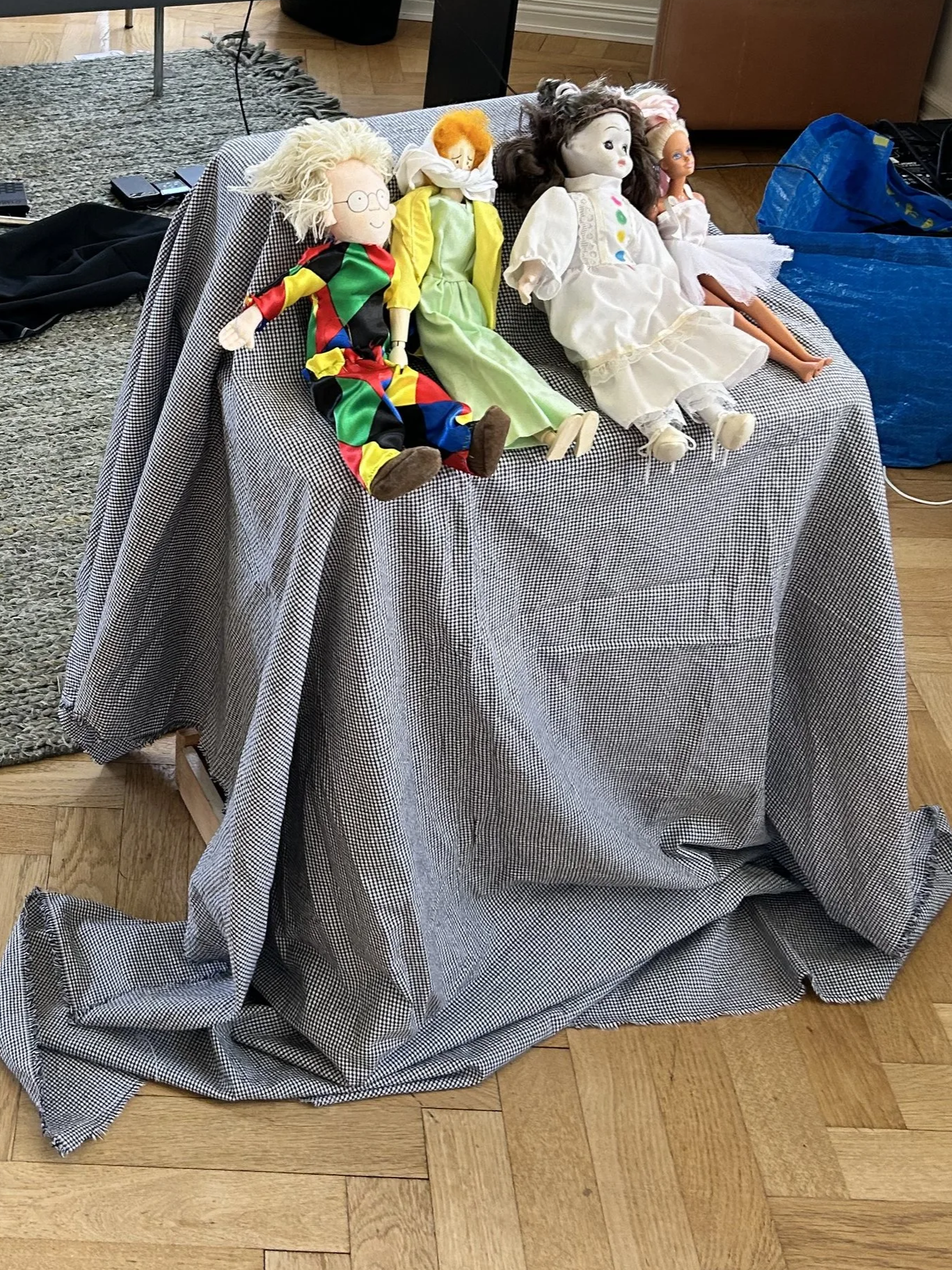 Under uppbyggnad av scenografi: Harlekin, Cassandra, Pierrot och Colombina som bild- och melodistöd för när barnen får lära sig att sjunga en fras ur en sång av Debussy
