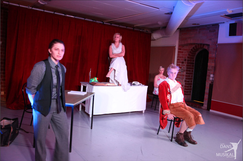 "Bellman – Himmel eller helvete?" a play by Lennart Lidström.Linnea Lindekrantz - Djävulen Elisabeth Ekberg - Gud, Emma Pettersson - Samvetet, Erik Sörgren - Bellman