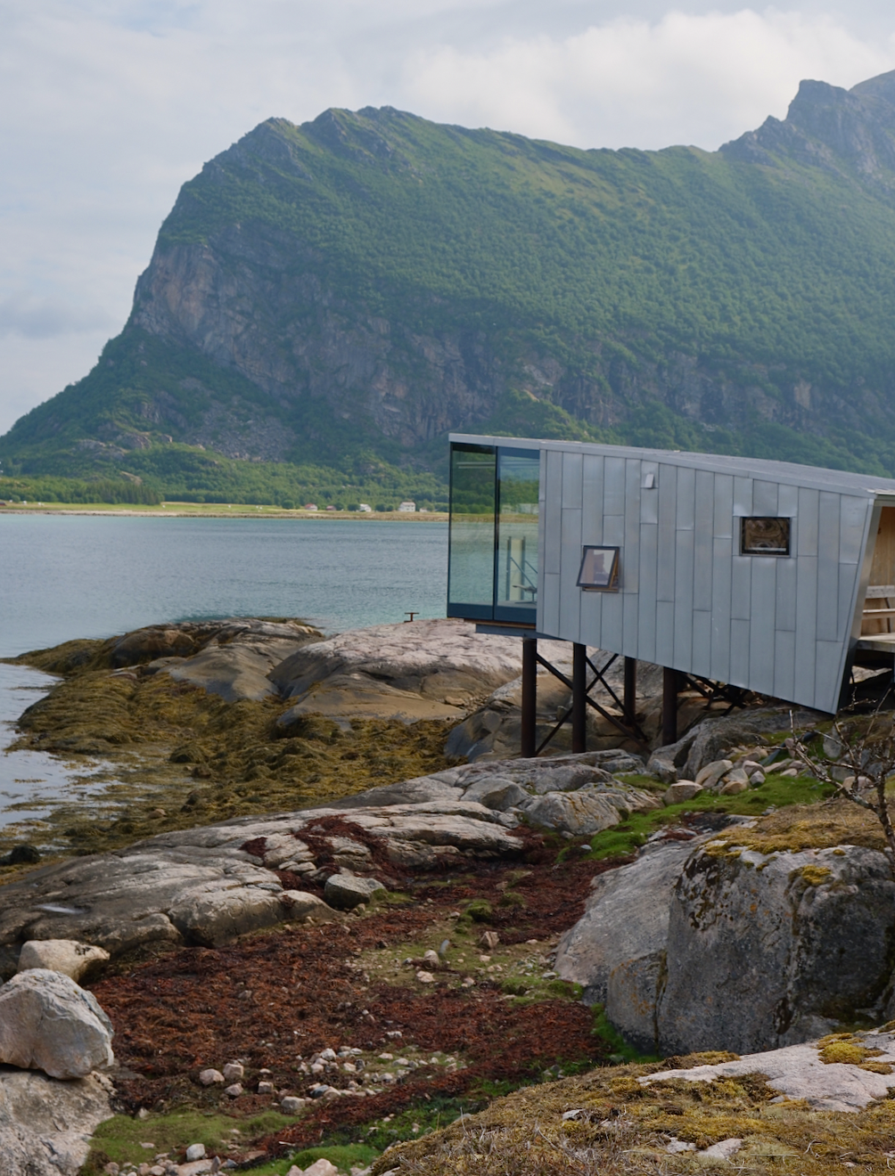 manshausen-island-sea-cabin-on-stilts-lofoten
