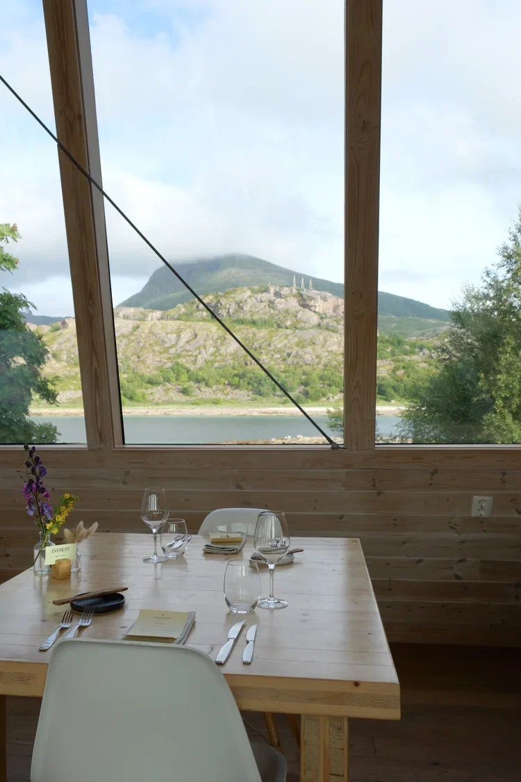 restaurant-manshausen-island-sea-cabin-on-stilts-lofoten.webp