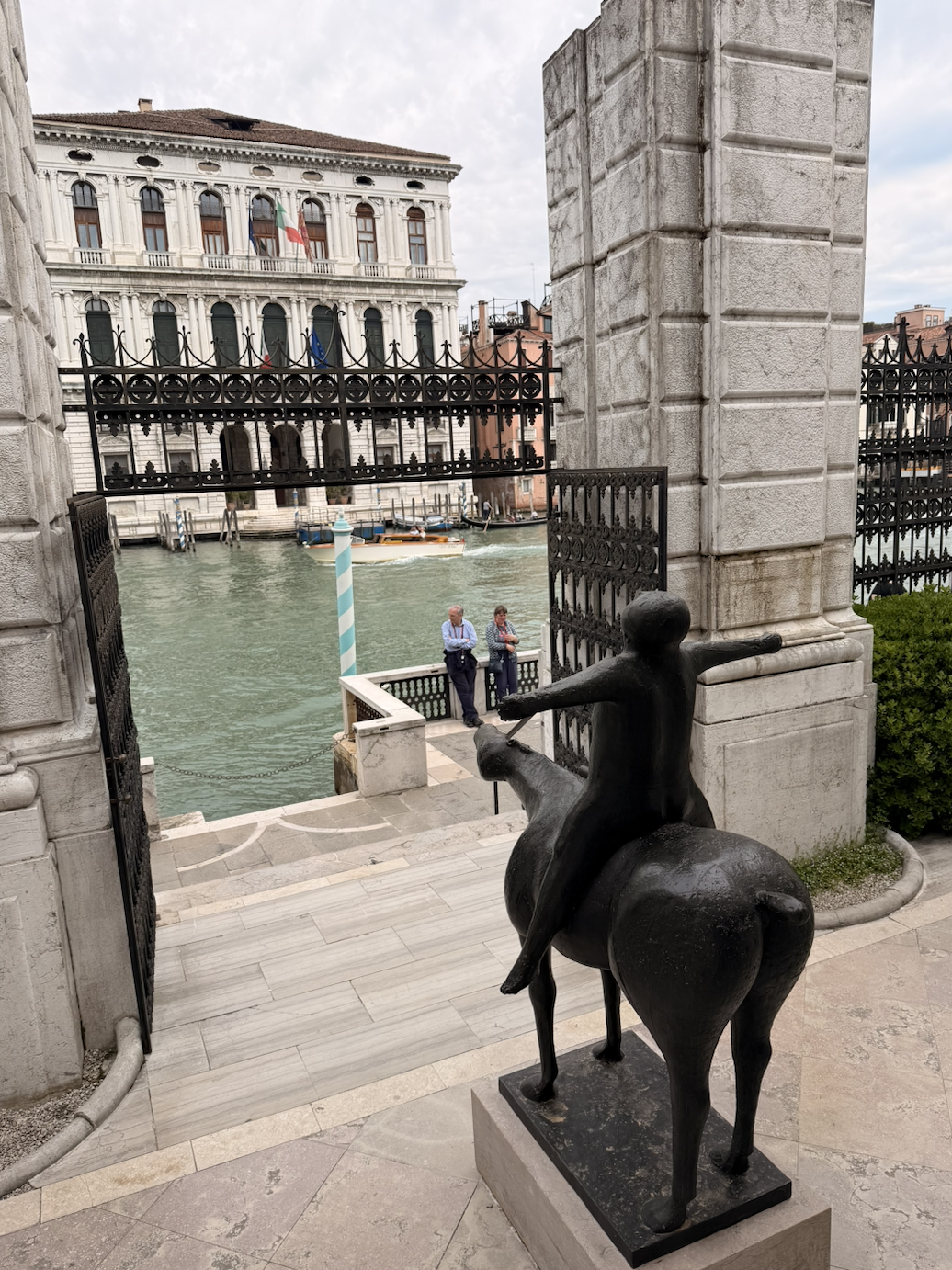 Peggy Guggenheim Collection entrance on Grand Canal, Dorsoduro Venice.png